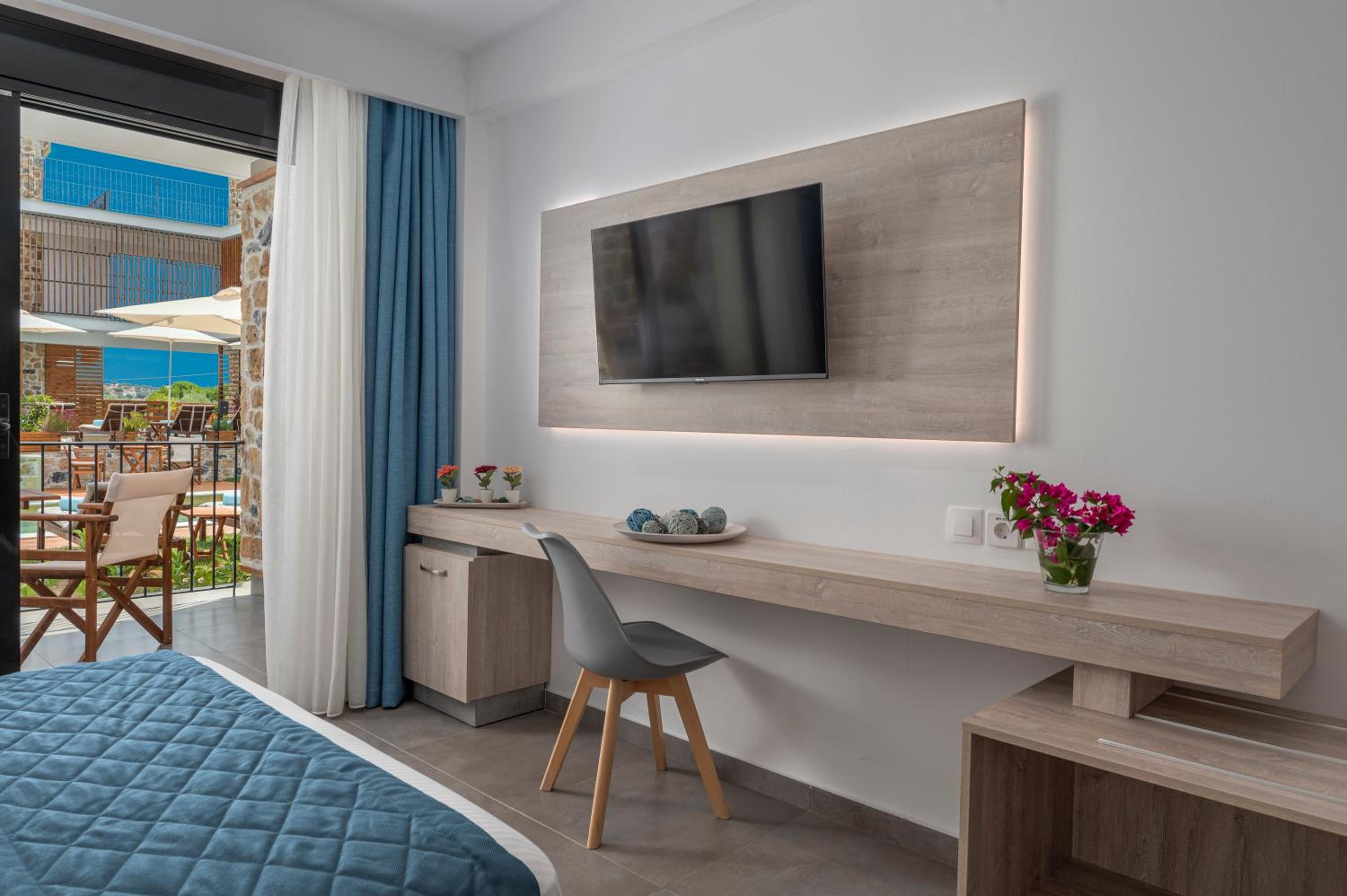 Junior Suite with Pool View