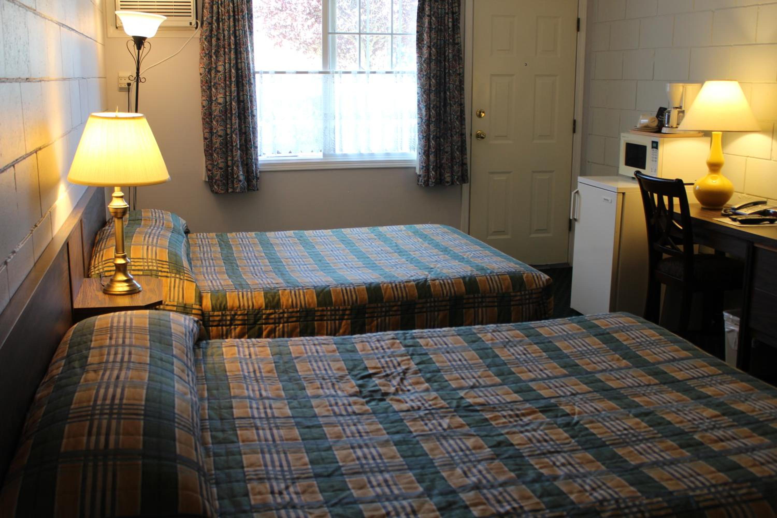 Queen Room with Two Queen Beds photo 1