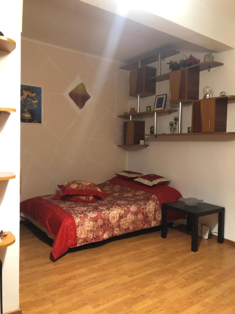 One-Bedroom Apartment - Photo 2