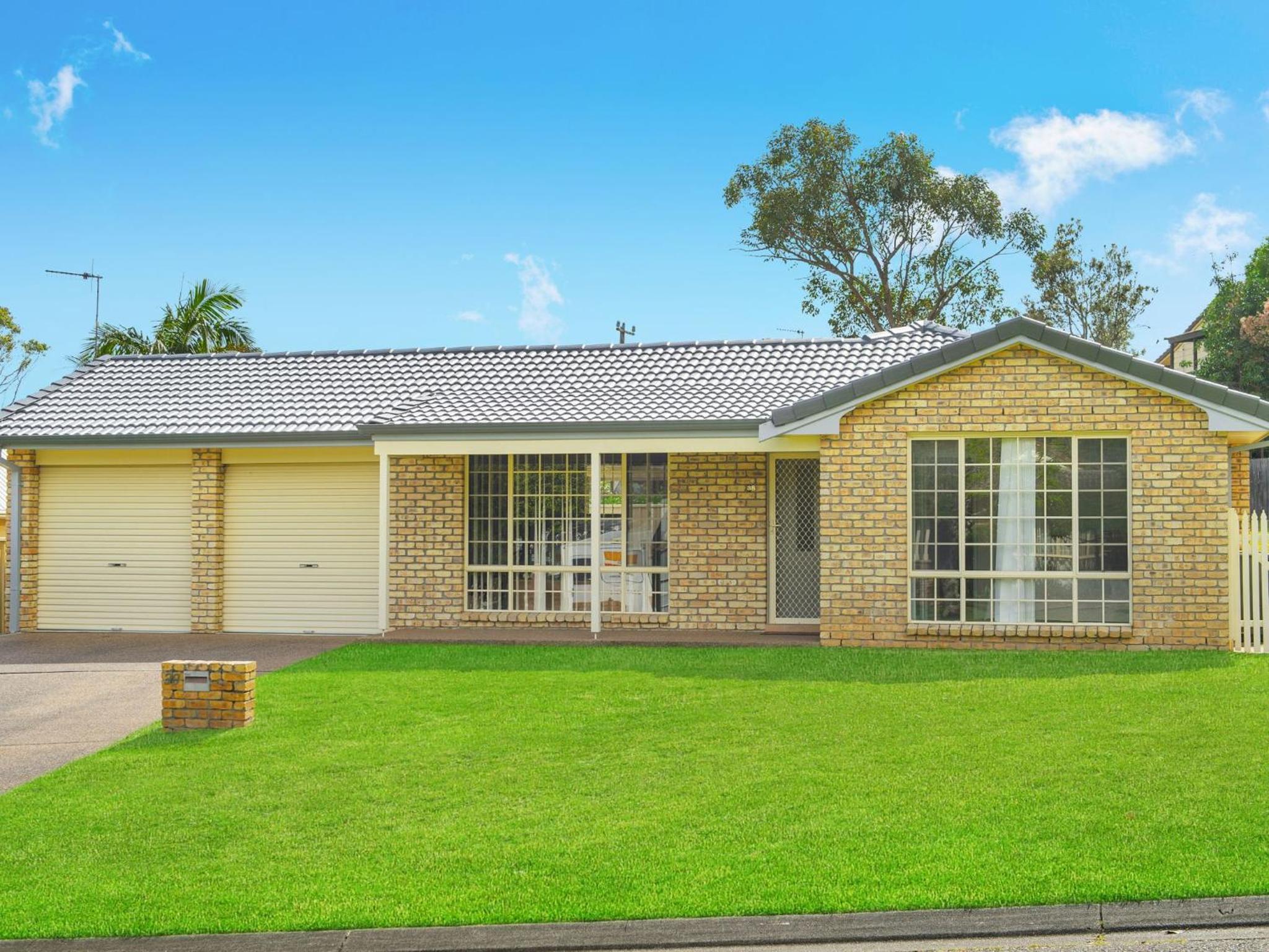 Three-Bedroom House photo 3