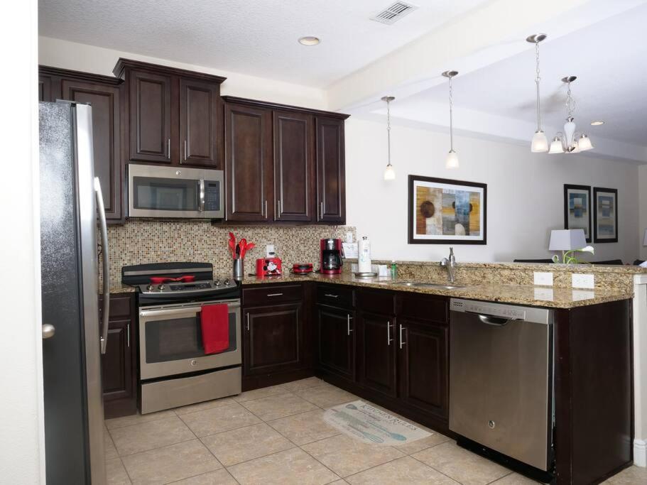 Three-Bedroom Townhouse - Photo 6