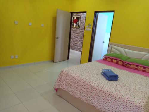Three-Bedroom House photo 3