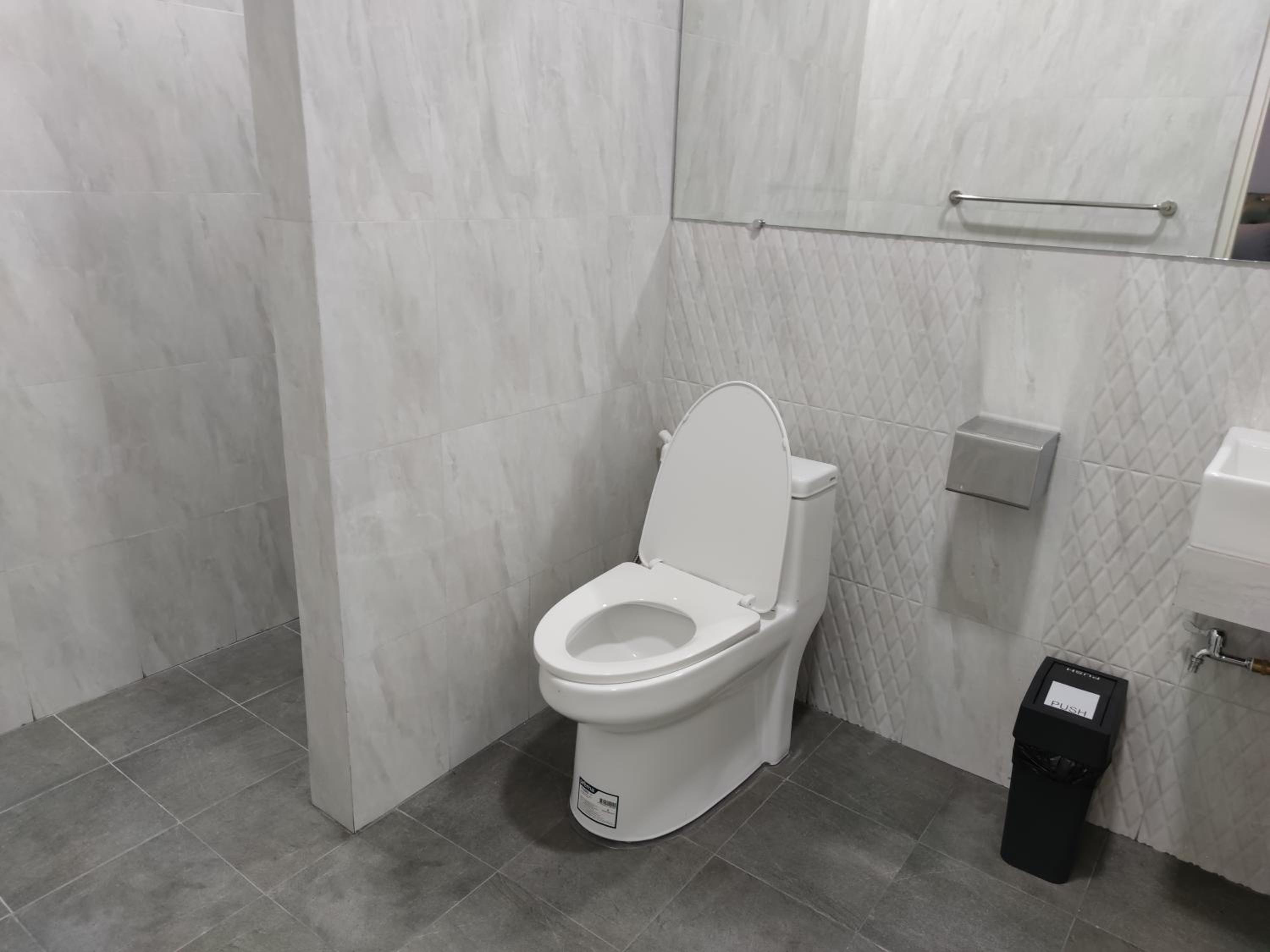 Deluxe King Room - Photo 9