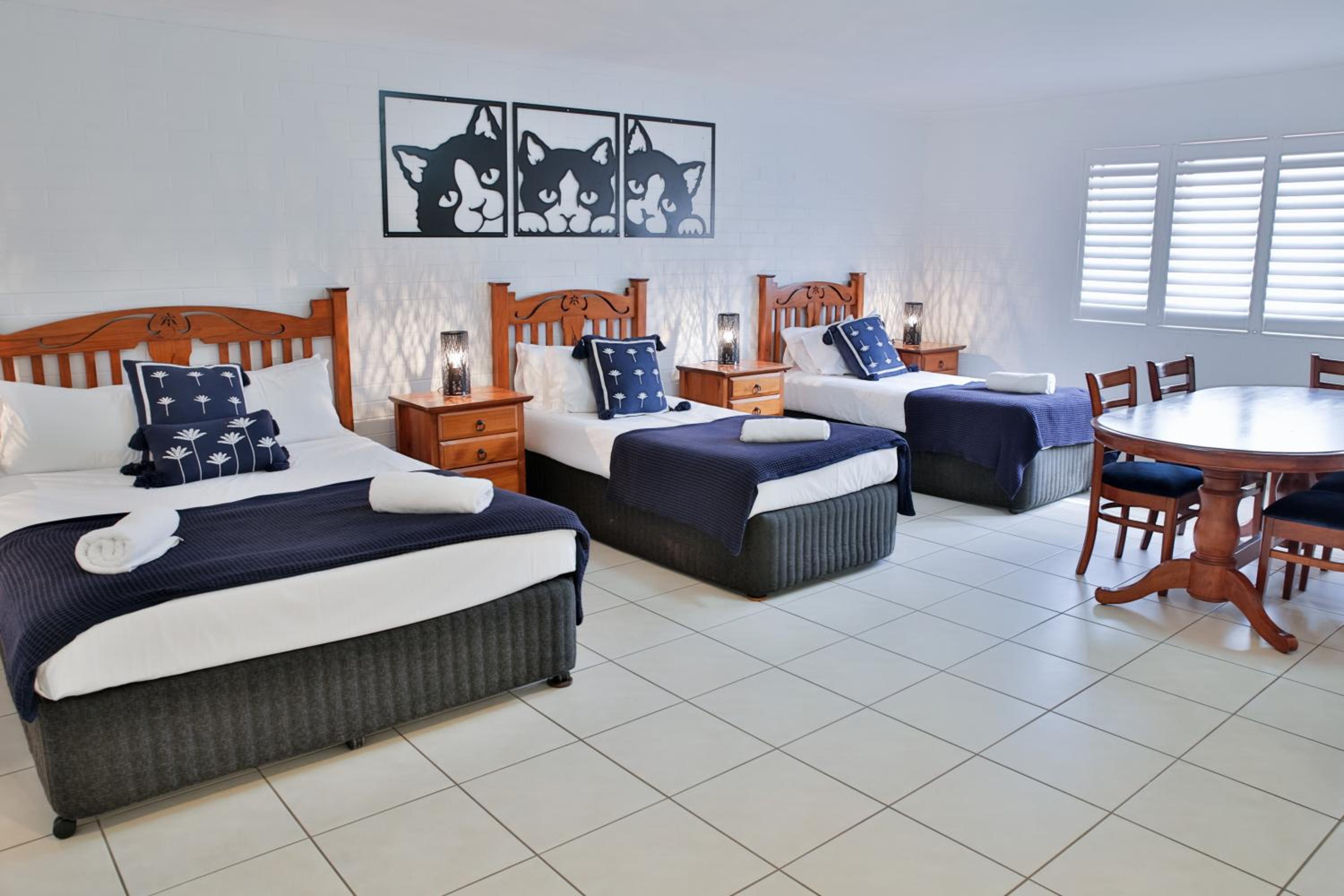 Family Room (2 Queen Beds + 2 Single Beds)