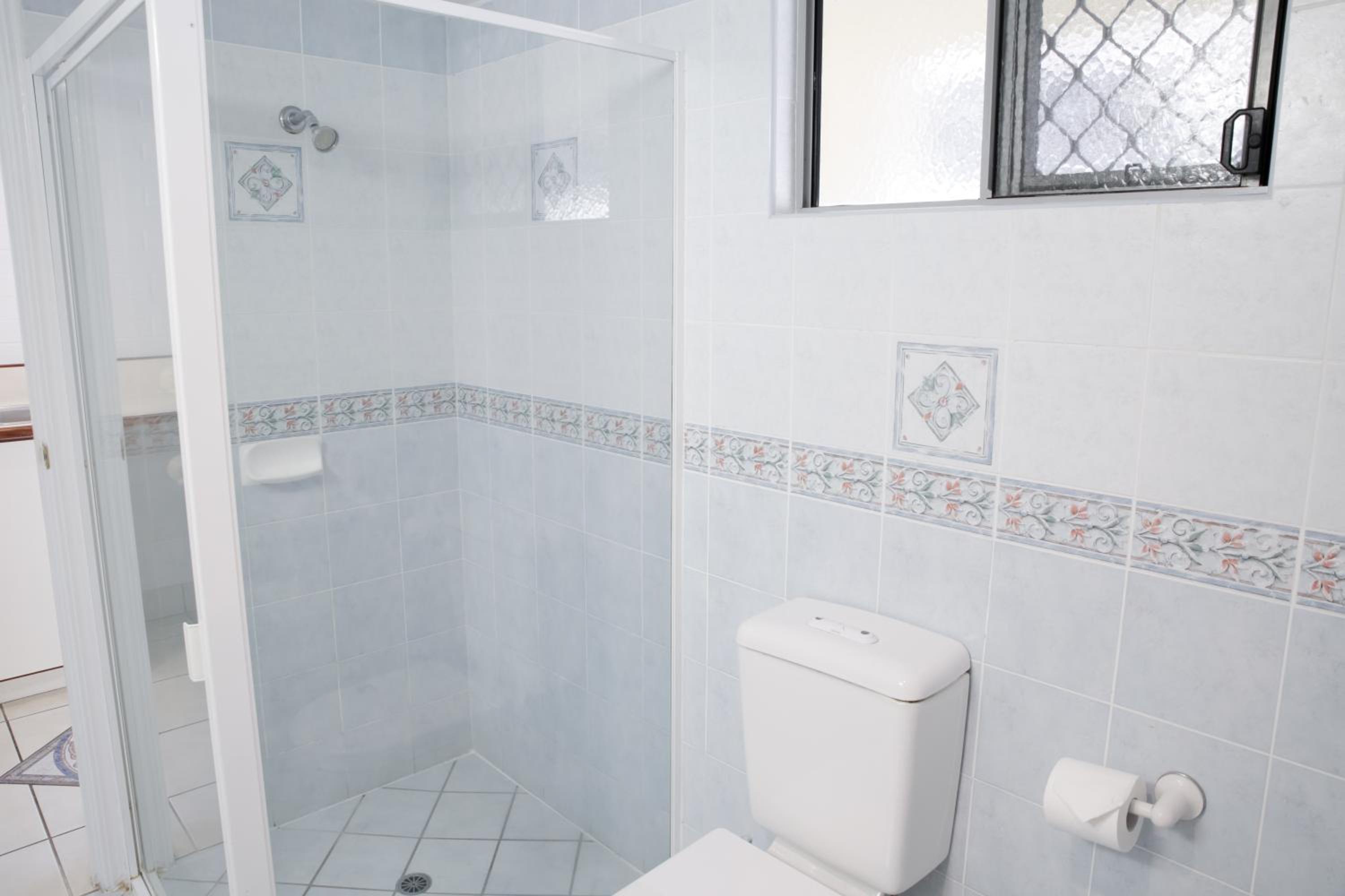 Queen Single Room (1 Queen + 1 Single Bed) photo 2