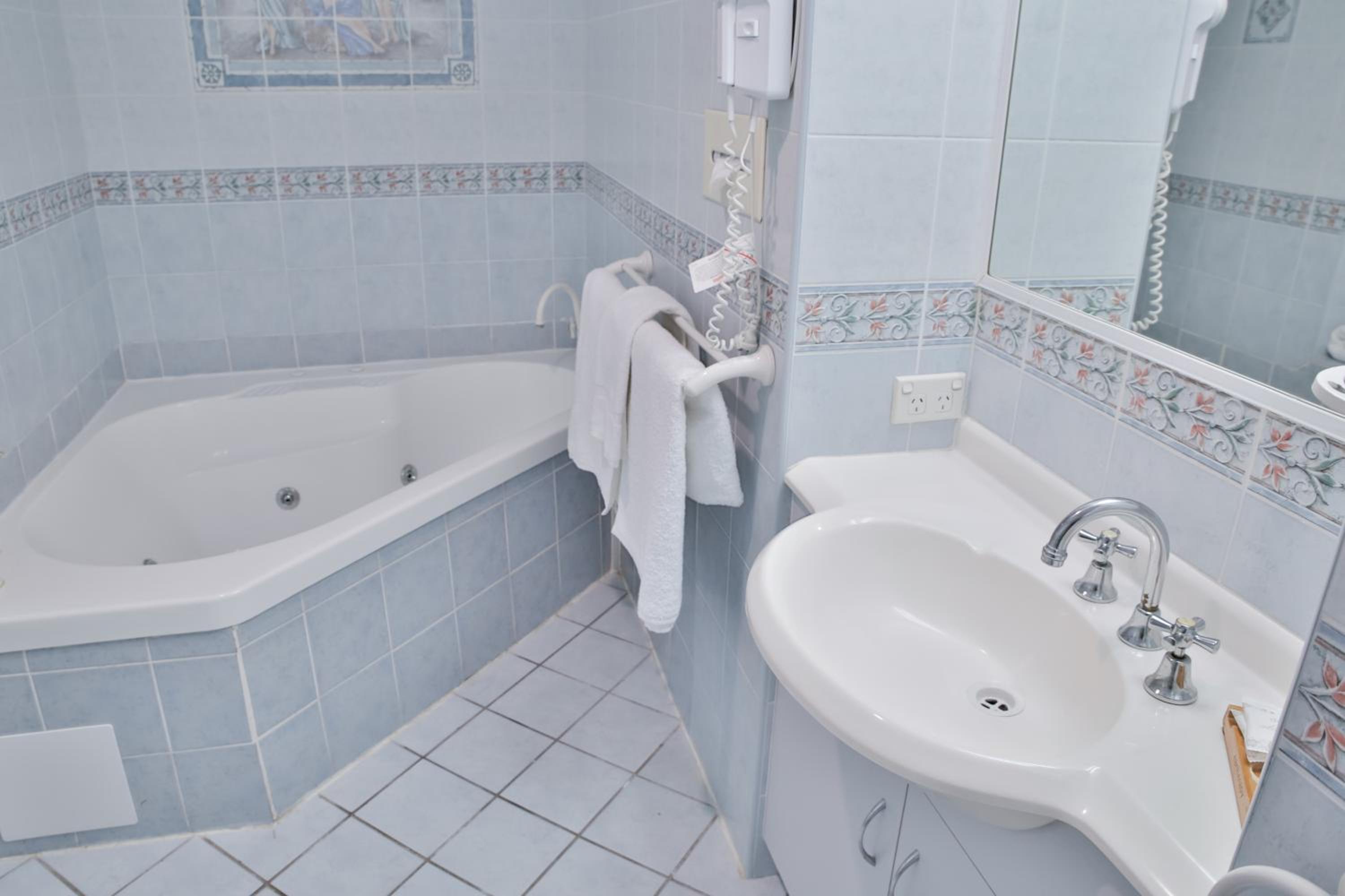 Queen Room with Spa Bath photo 3