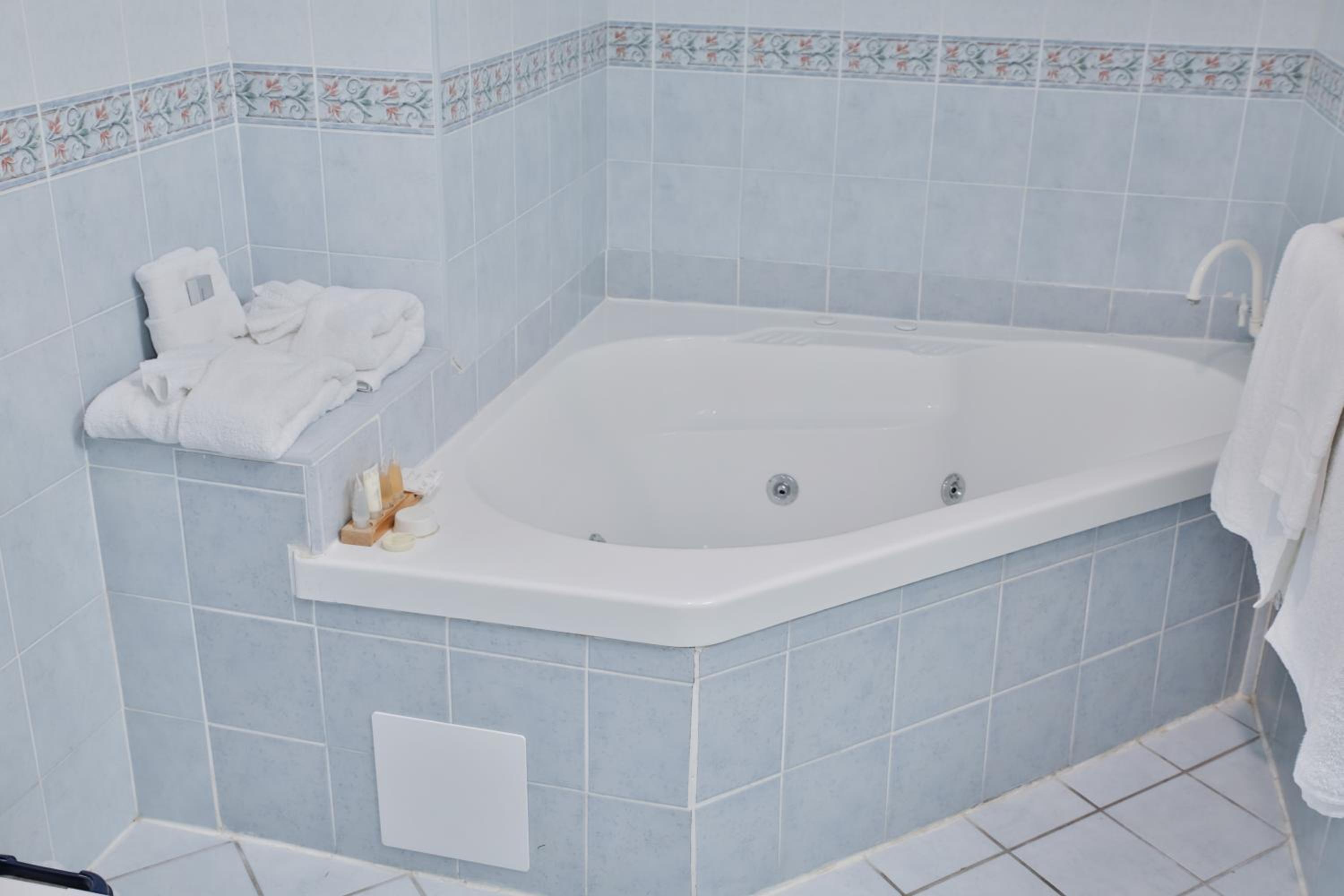 Queen Single Room (1 Queen + 1 Single Bed) photo 3
