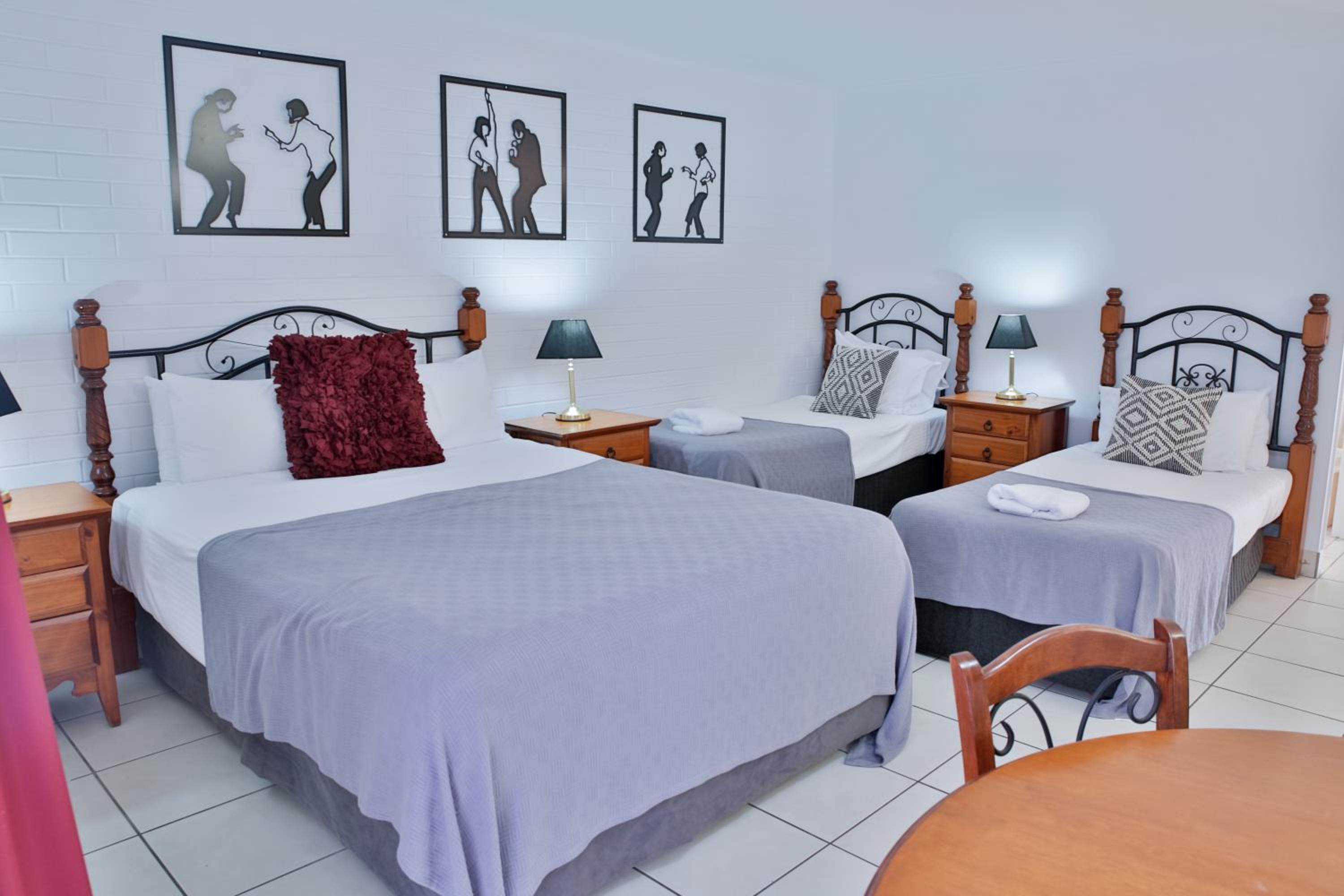 Family Room (1 Queen Bed + 2 Single Beds)