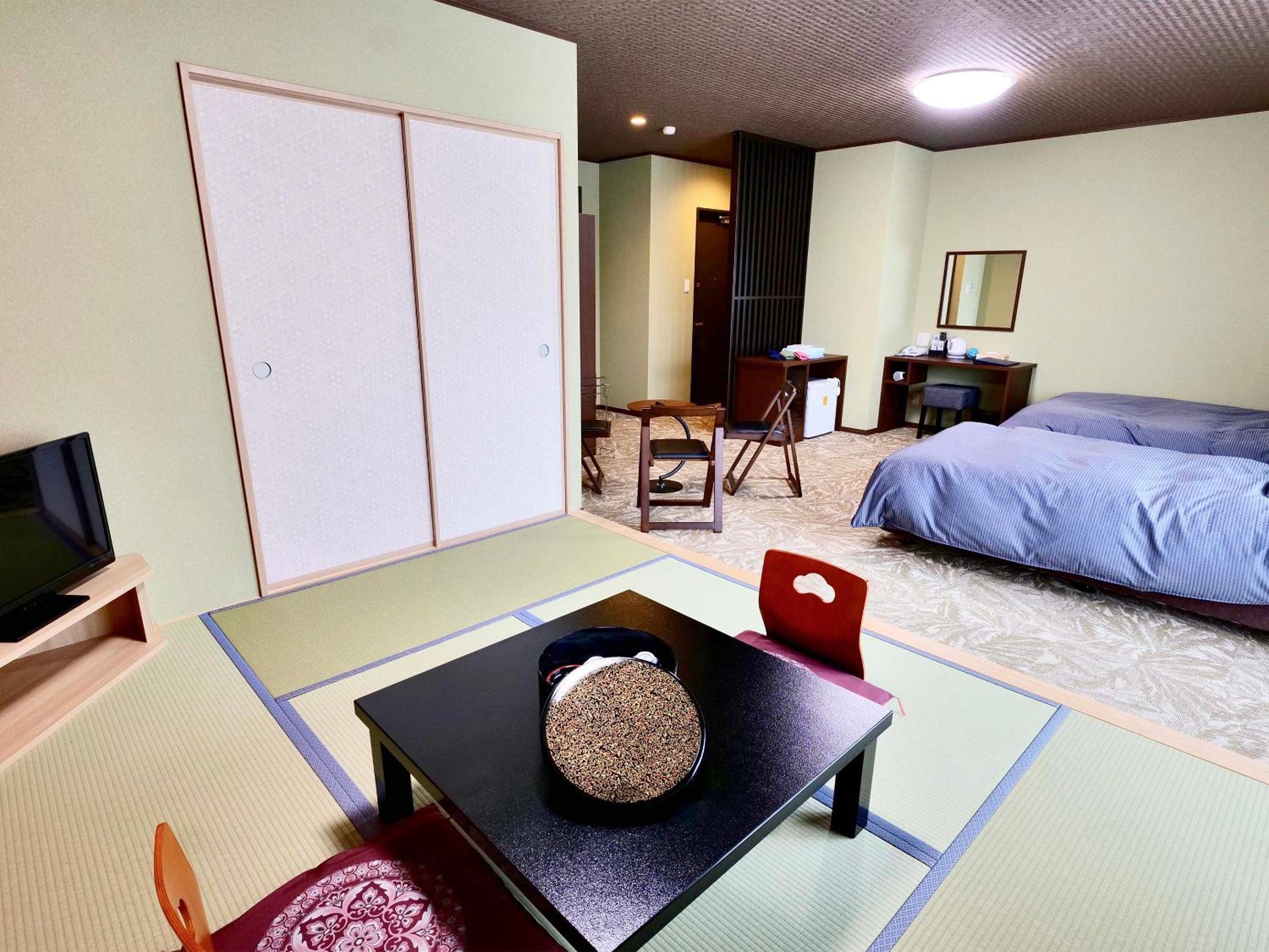 Modern Japanese-Style Room - Photo 4