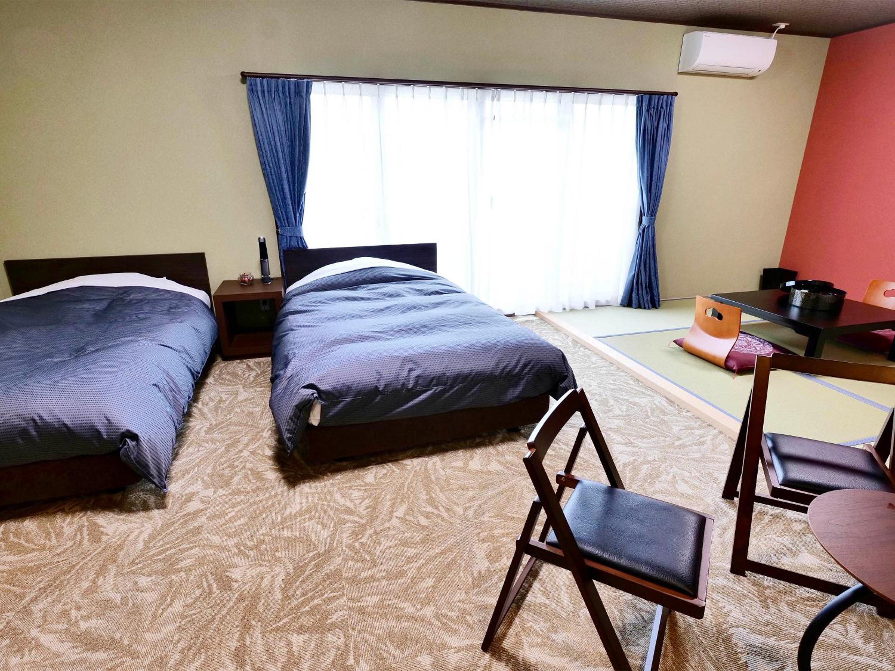 Modern Japanese-Style Room - Photo 3