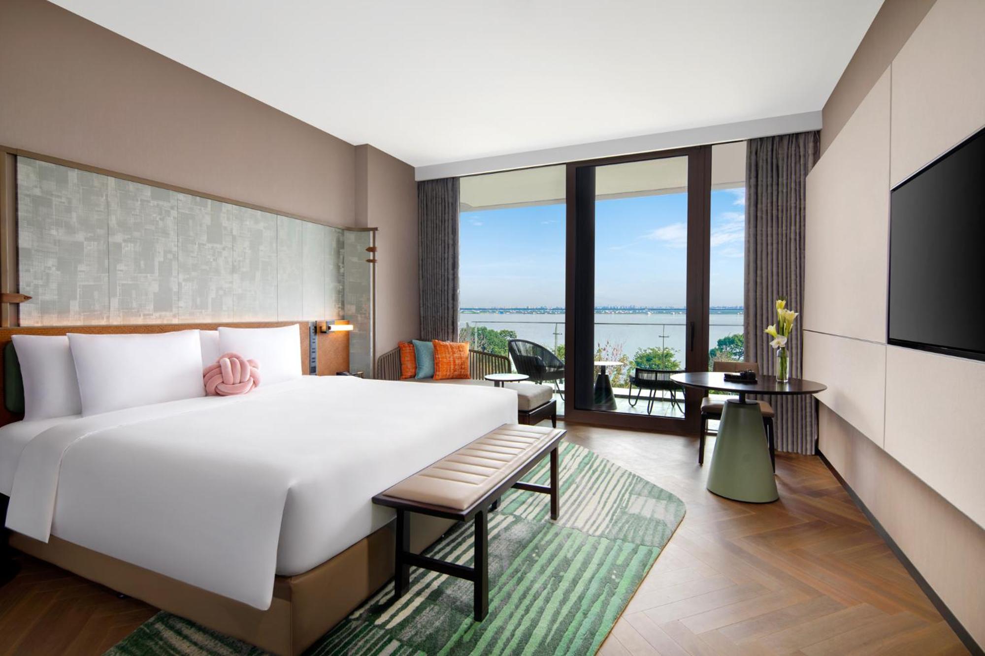 Standard King Room with Lake View - Photo 1