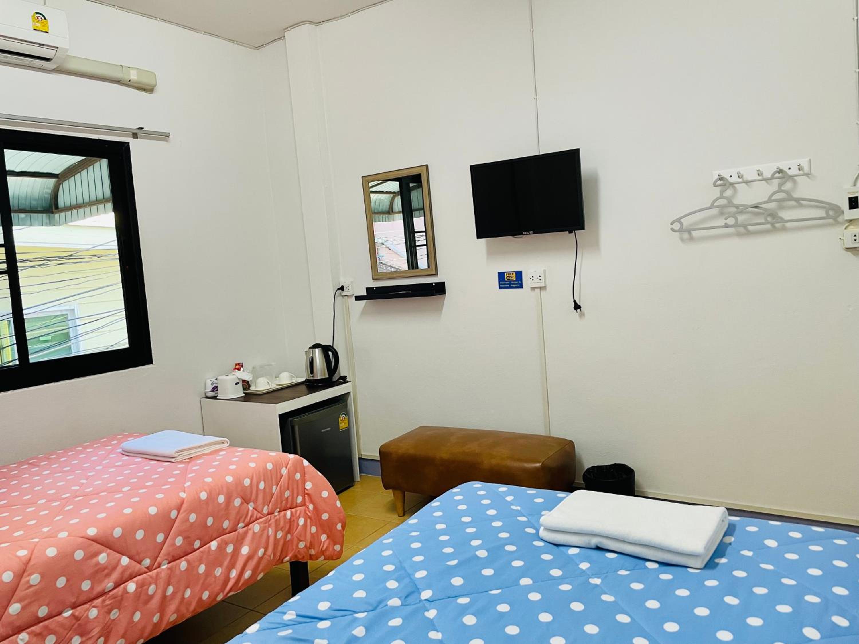 Twin Room with Private External Bathroom photo 3