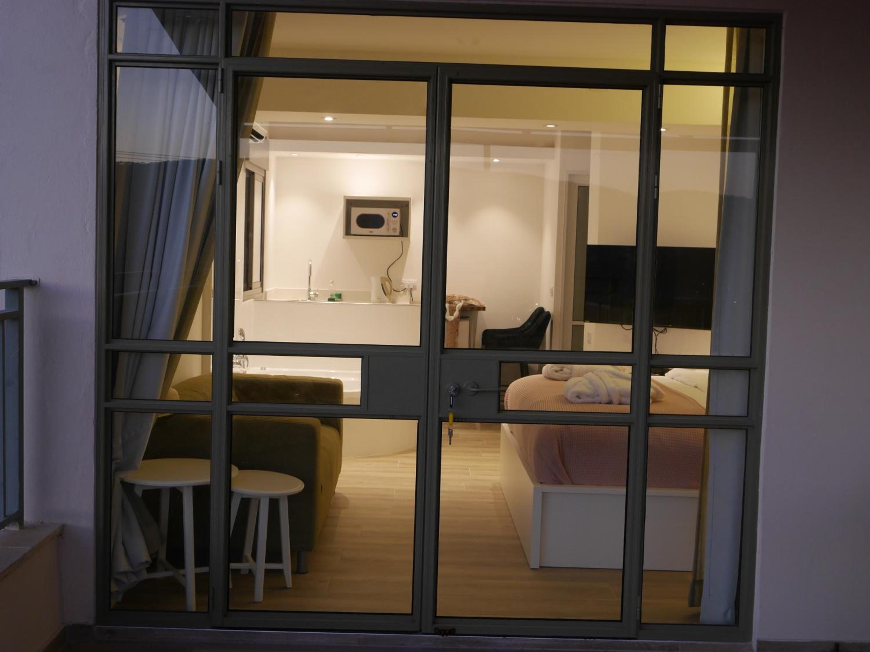 Deluxe Double Room with Balcony - Photo 4