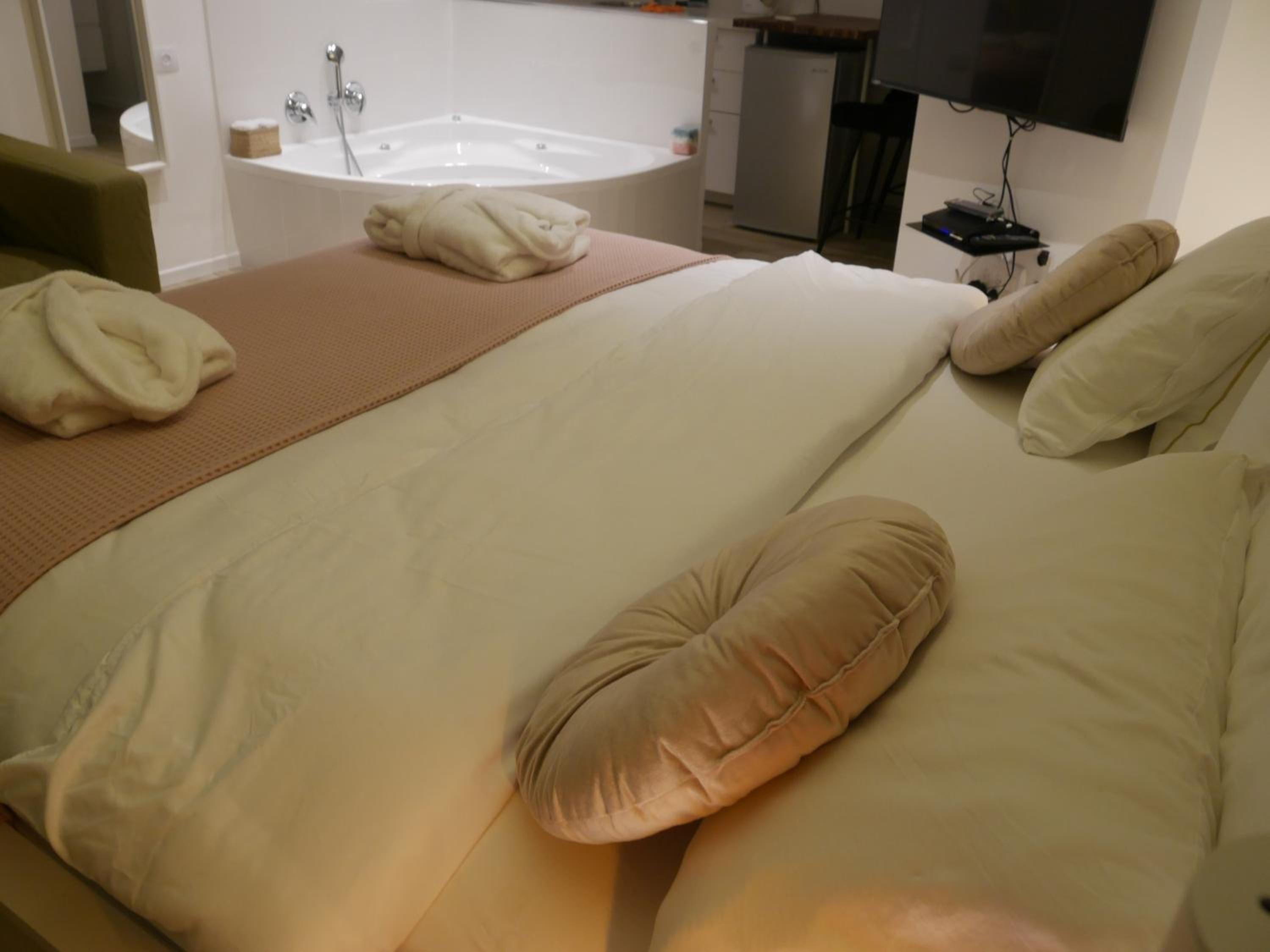 Studio with Spa Bath - Photo 14