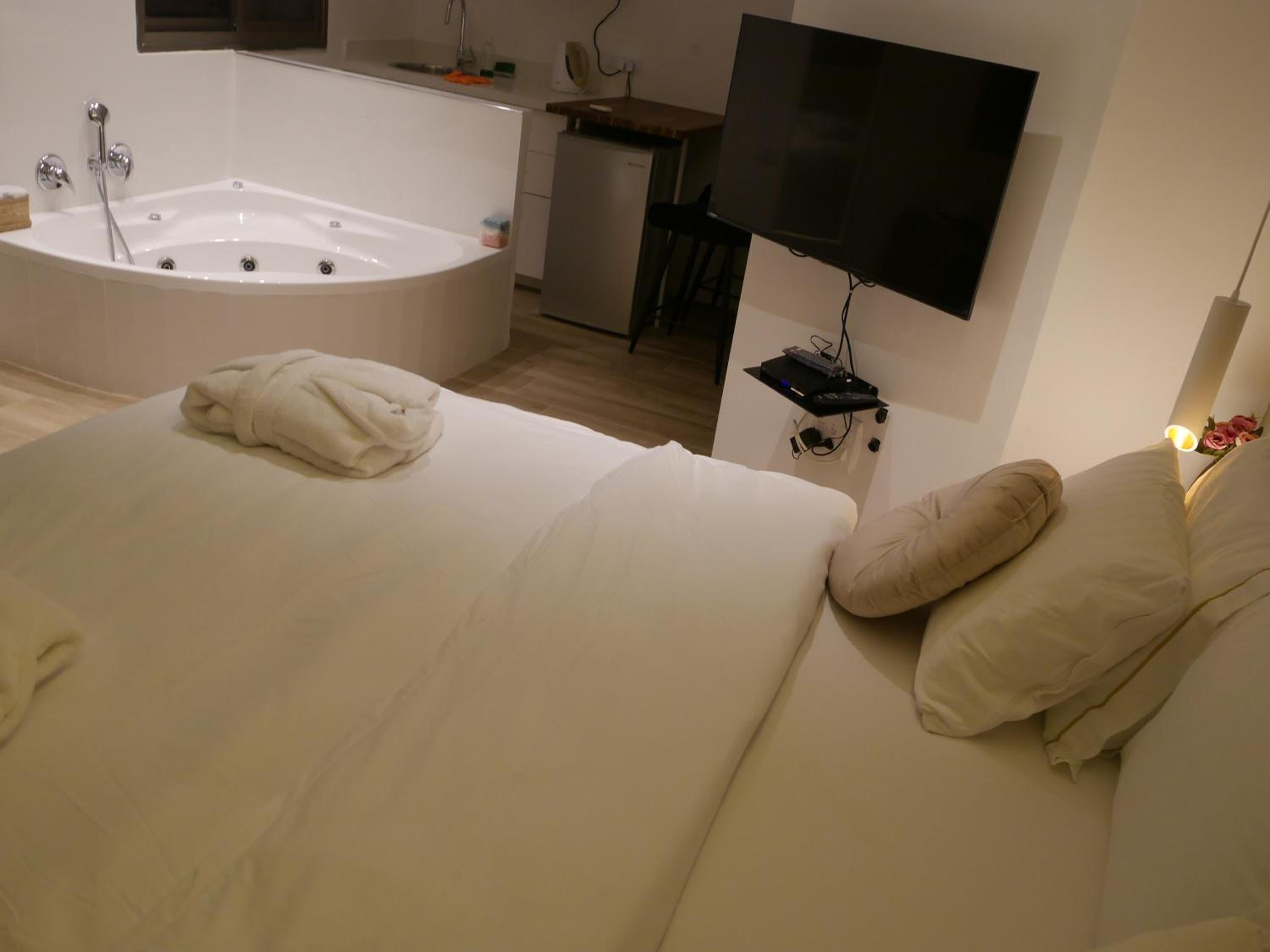 Deluxe Double Room with Balcony - Photo 8