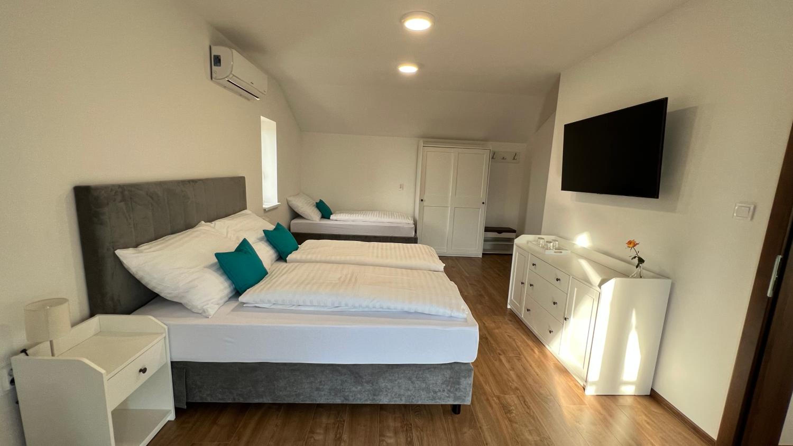 Comfort Triple Room with Shower photo 3