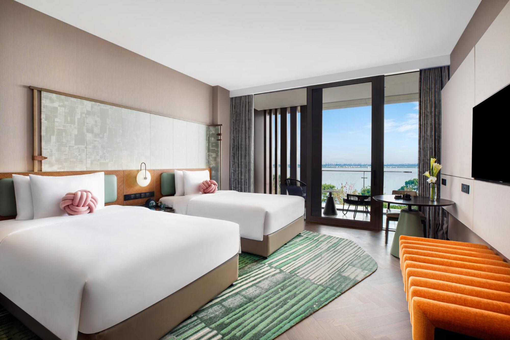 Standard Twin Room with Lake View - Photo 1
