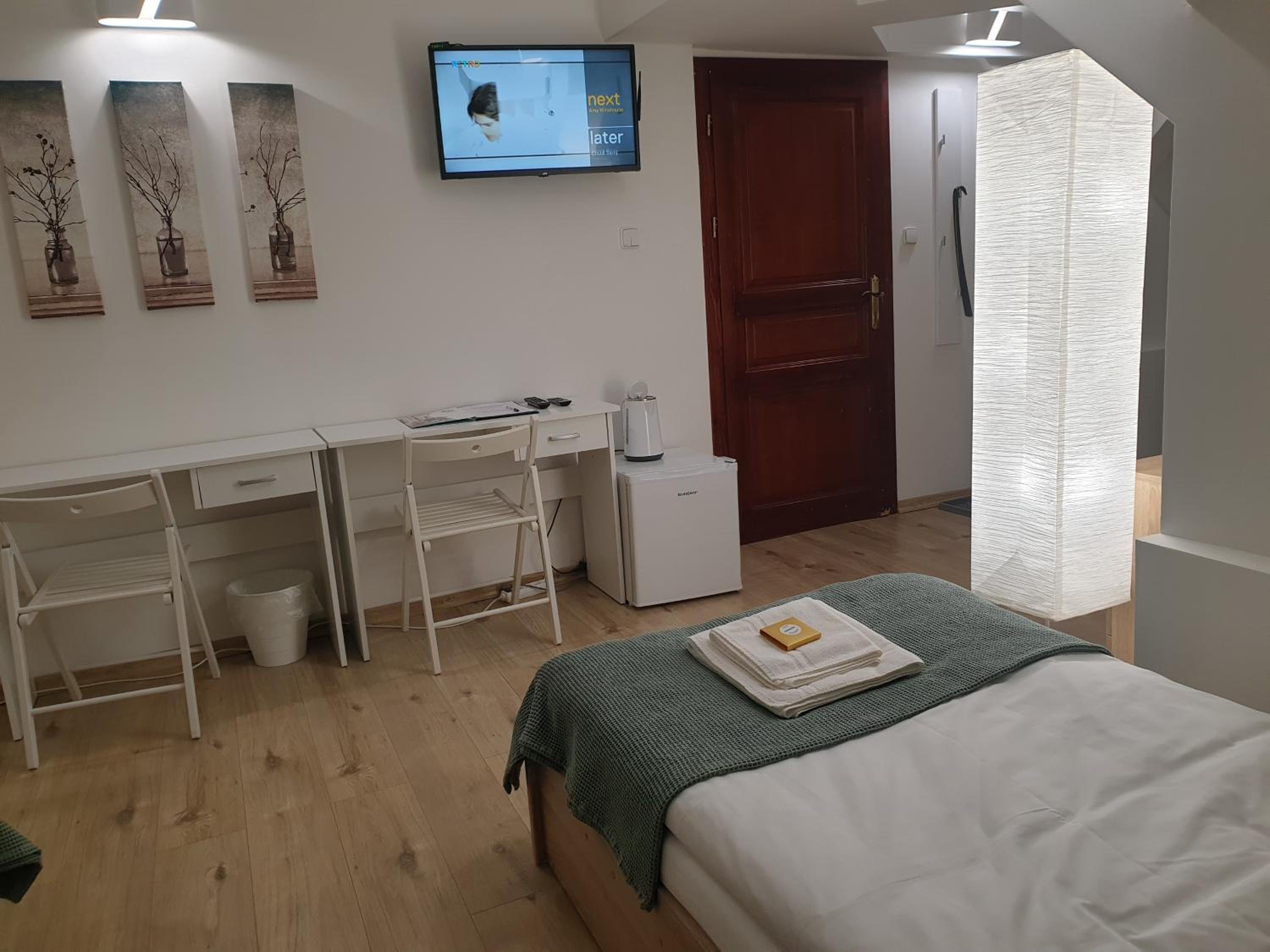 Double or Twin Room - Photo 6