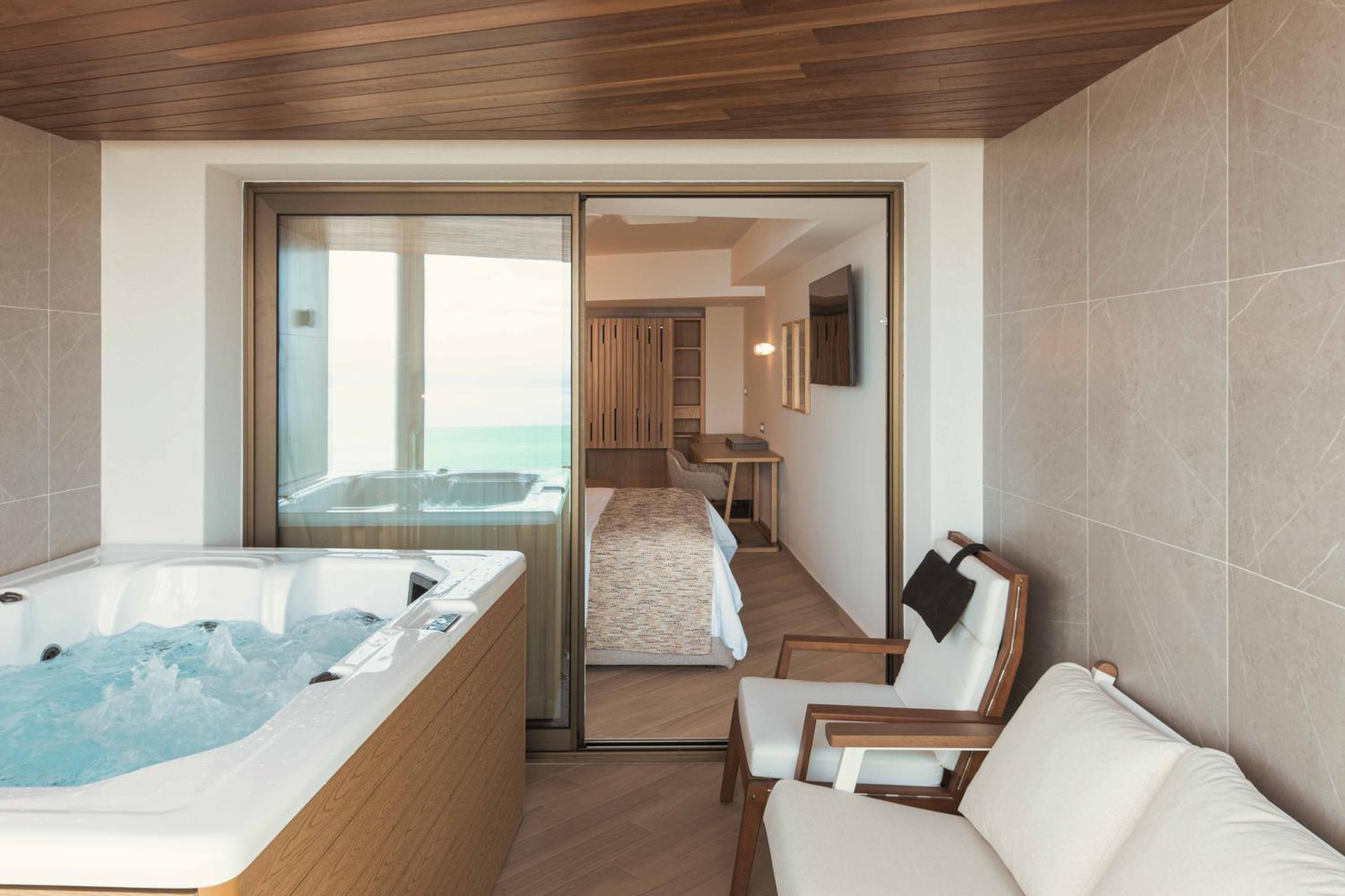 Deluxe Suite with Spa Bath - Photo 6