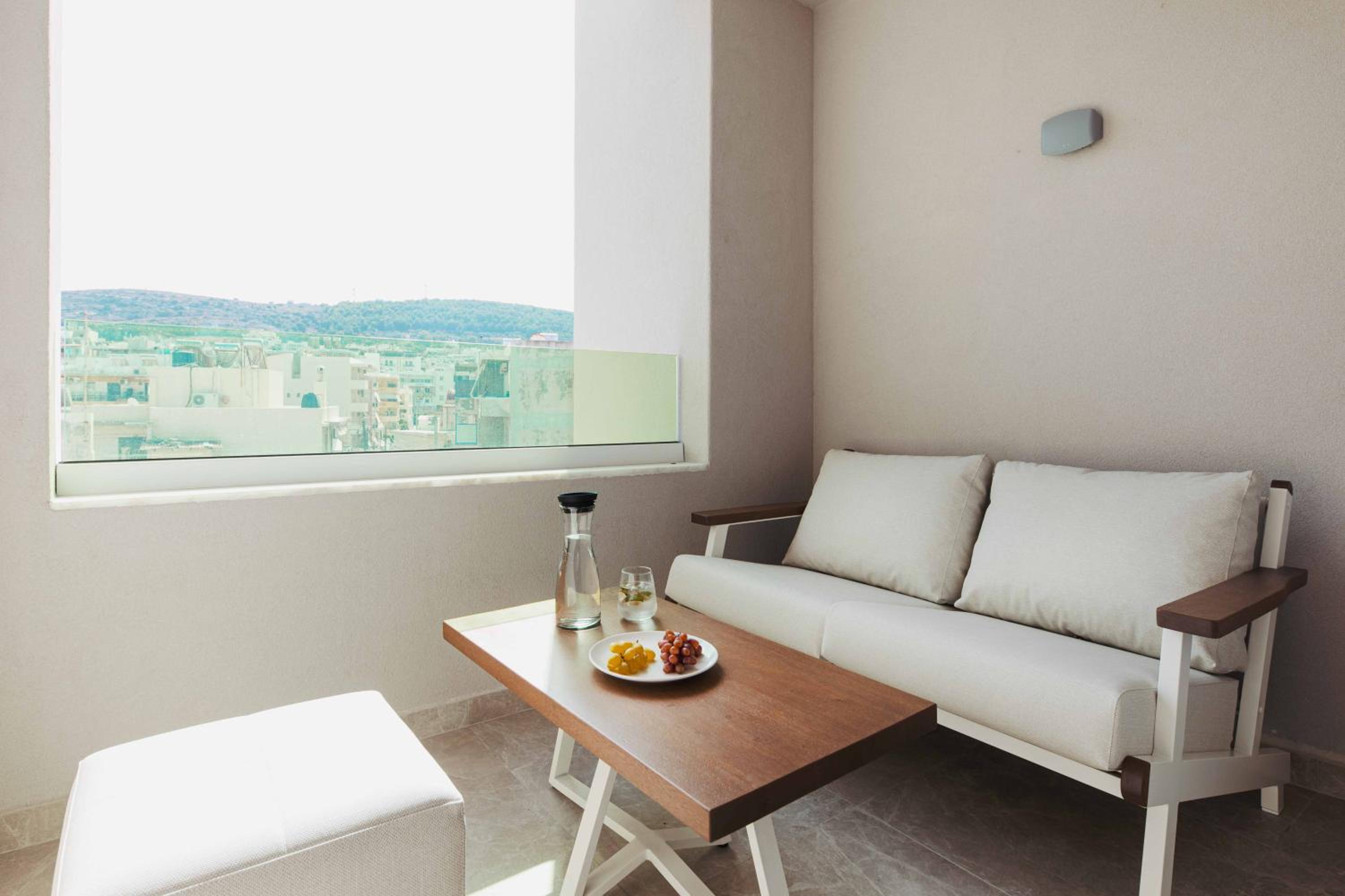 Deluxe Suite with Spa Bath - Photo 9