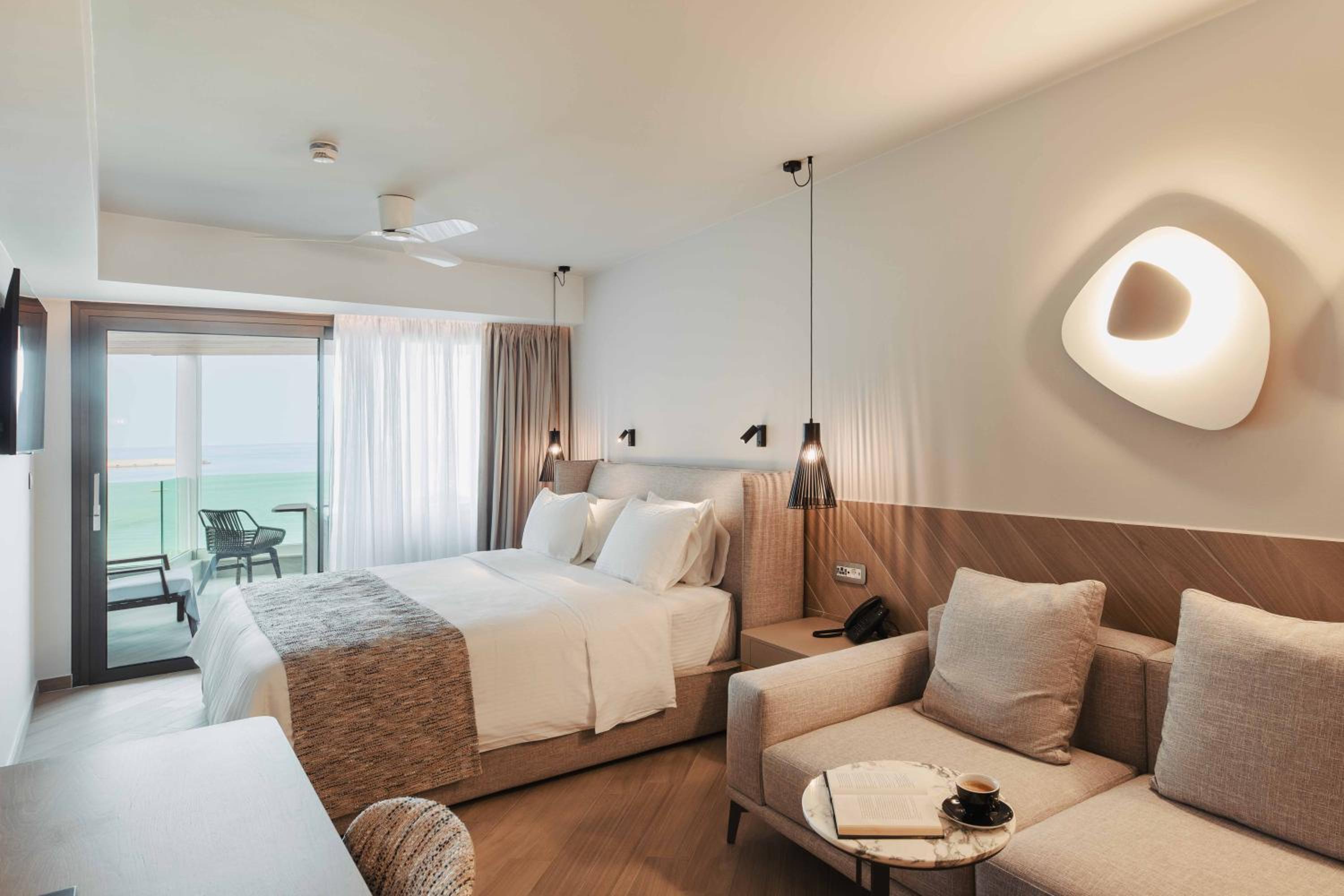 Deluxe Suite with Spa Bath - Photo 3
