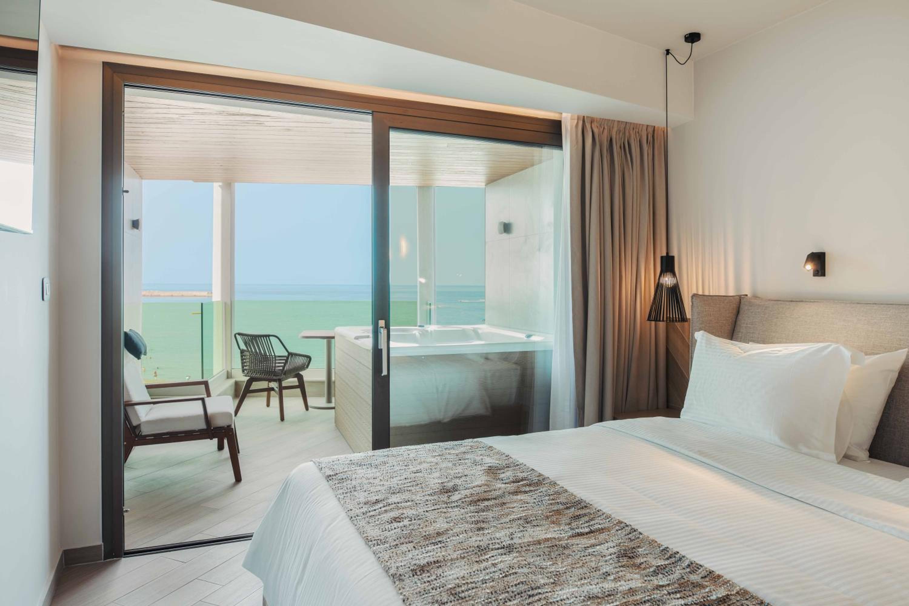 Deluxe Suite with Spa Bath - Photo 4