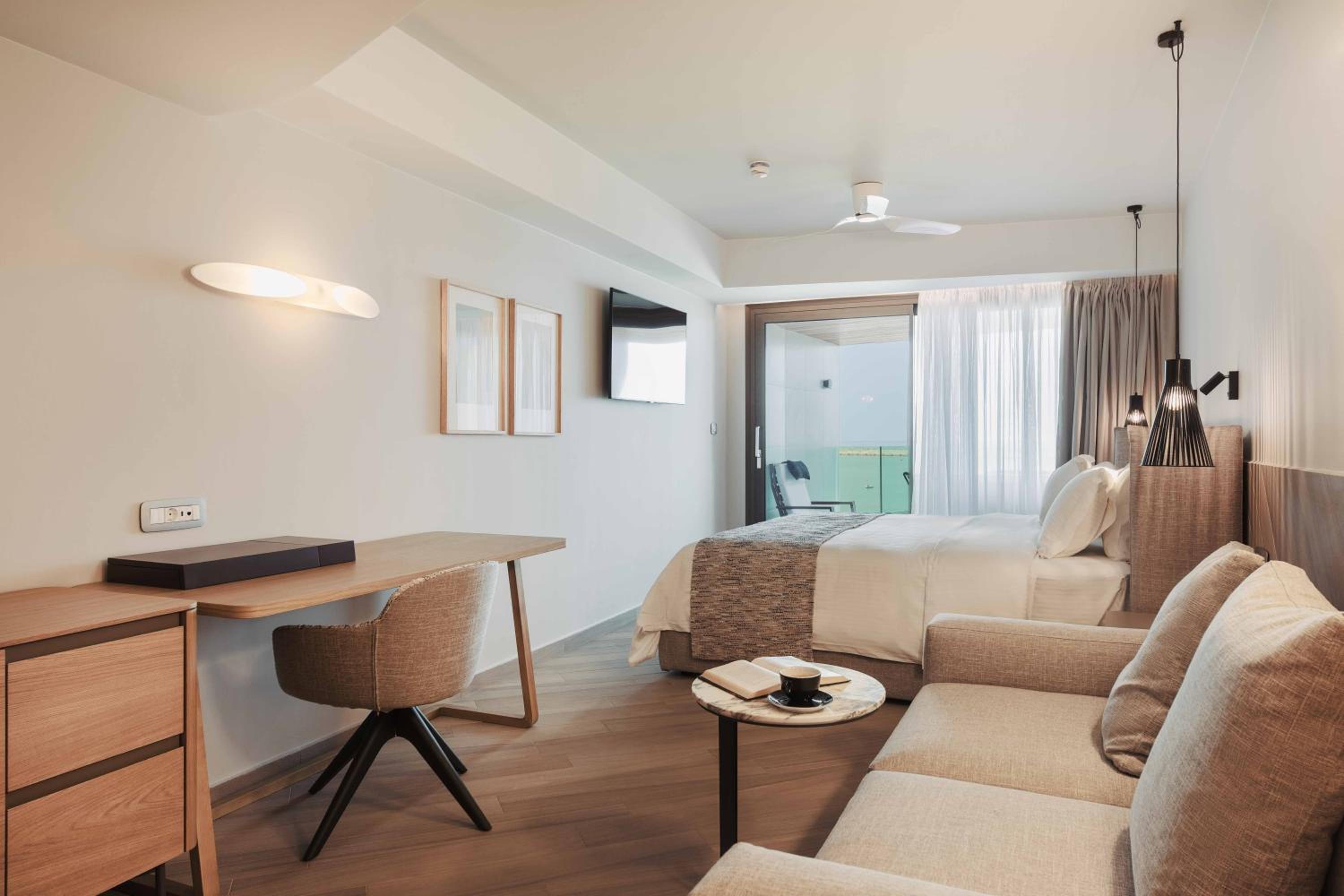 Deluxe Suite with Spa Bath - Photo 5