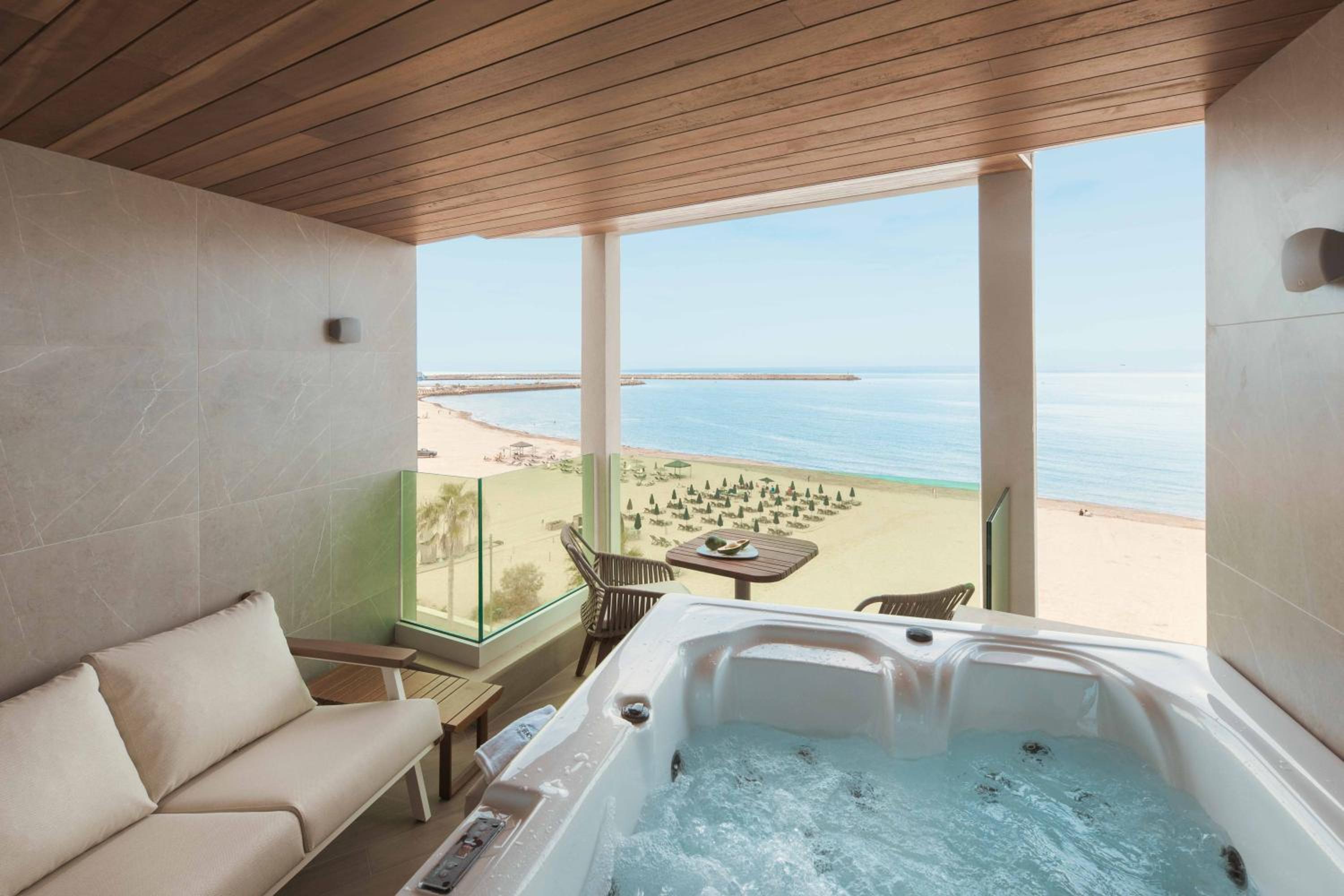 Deluxe Suite with Spa Bath - Photo 7