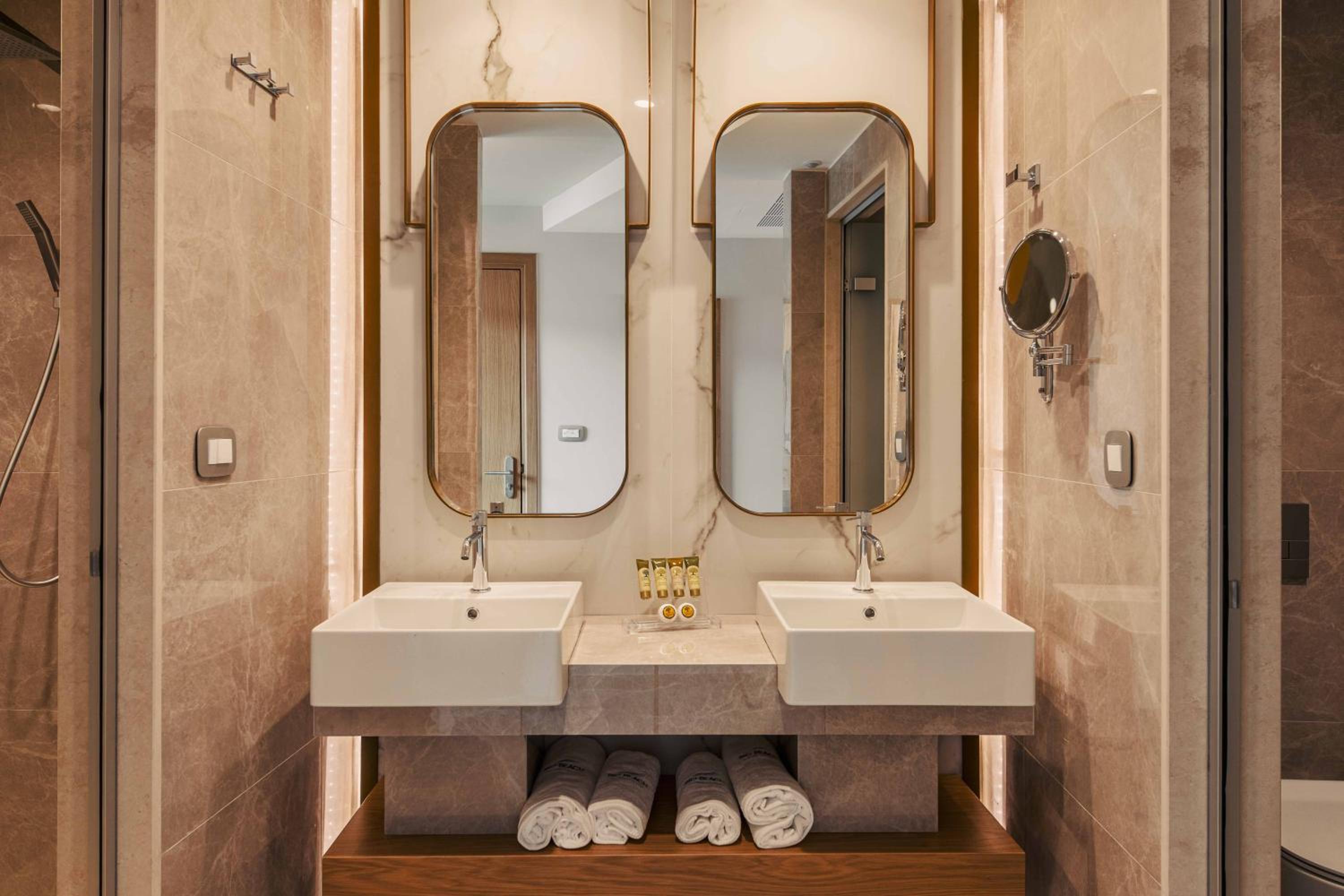 Deluxe Suite with Spa Bath - Photo 11