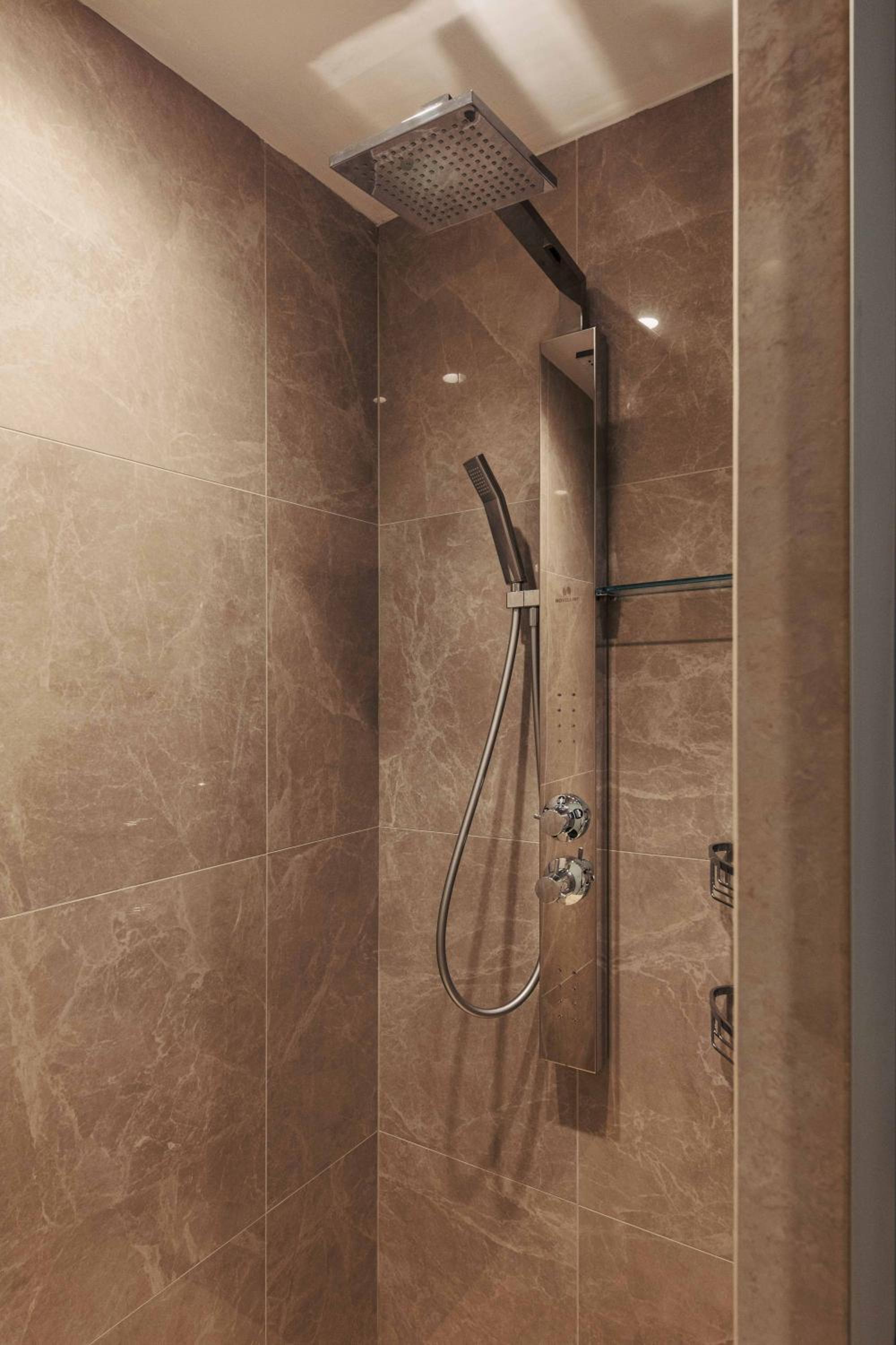 Deluxe Suite with Spa Bath - Photo 12
