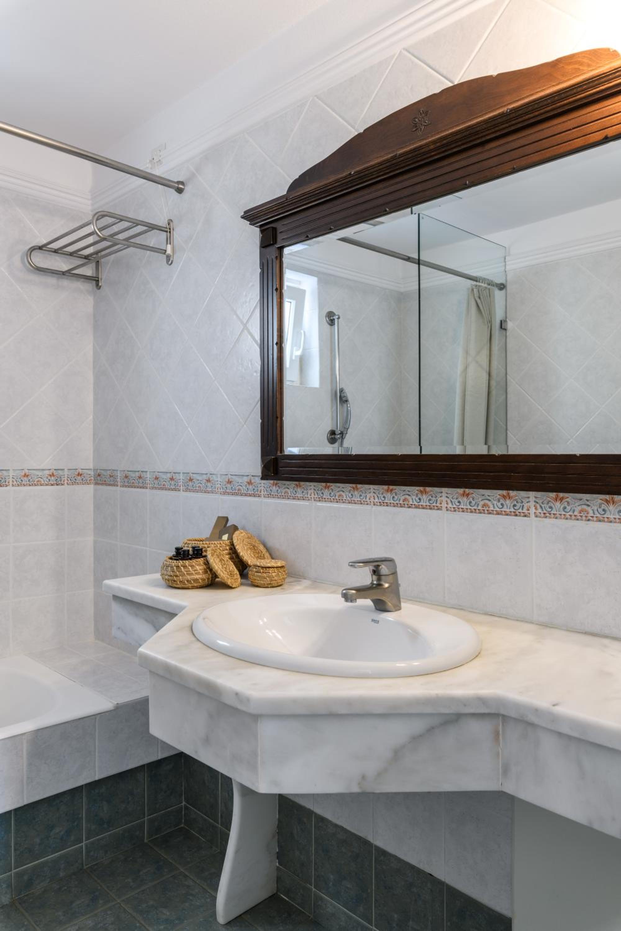 Standard Double or Twin Room - Photo 3