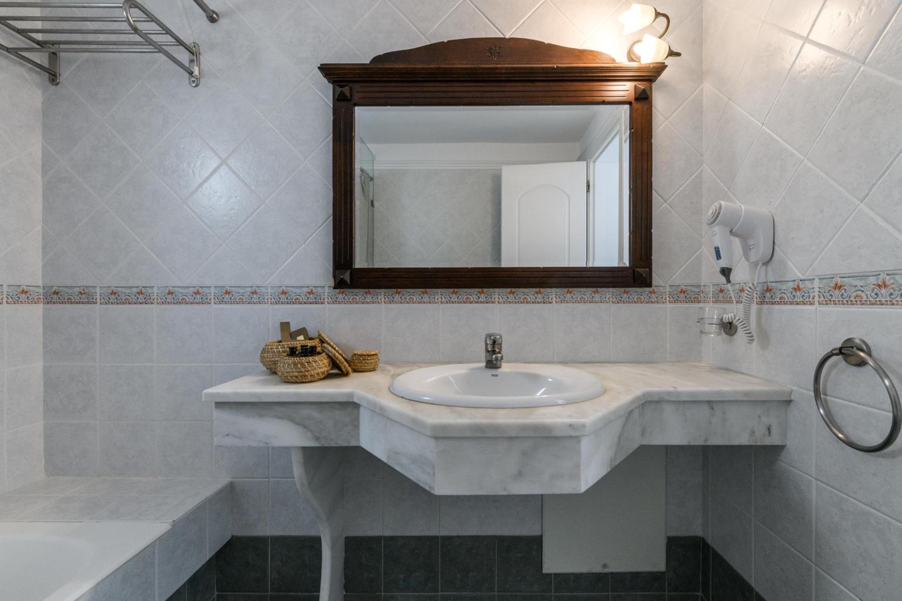 Standard Double or Twin Room - Photo 4