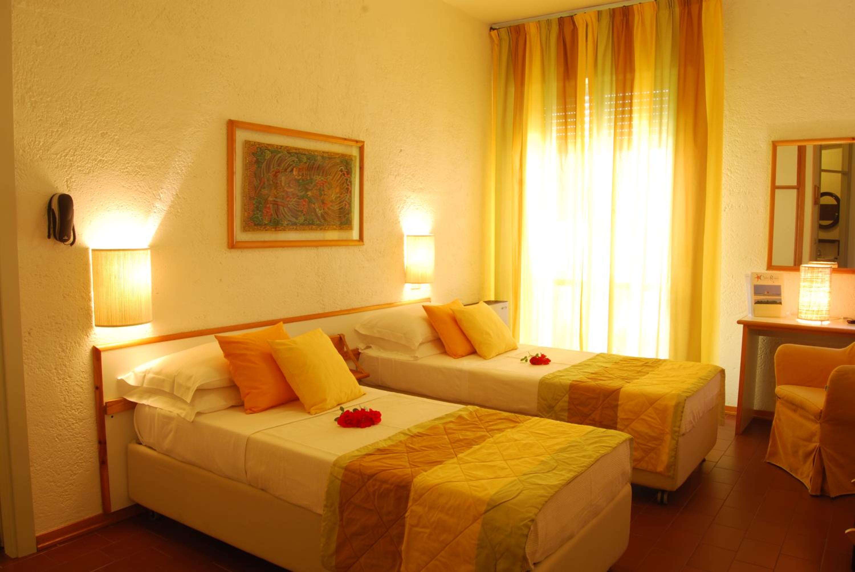 Room with One Queen and Two Single Beds - Non-Smoking - Photo 4