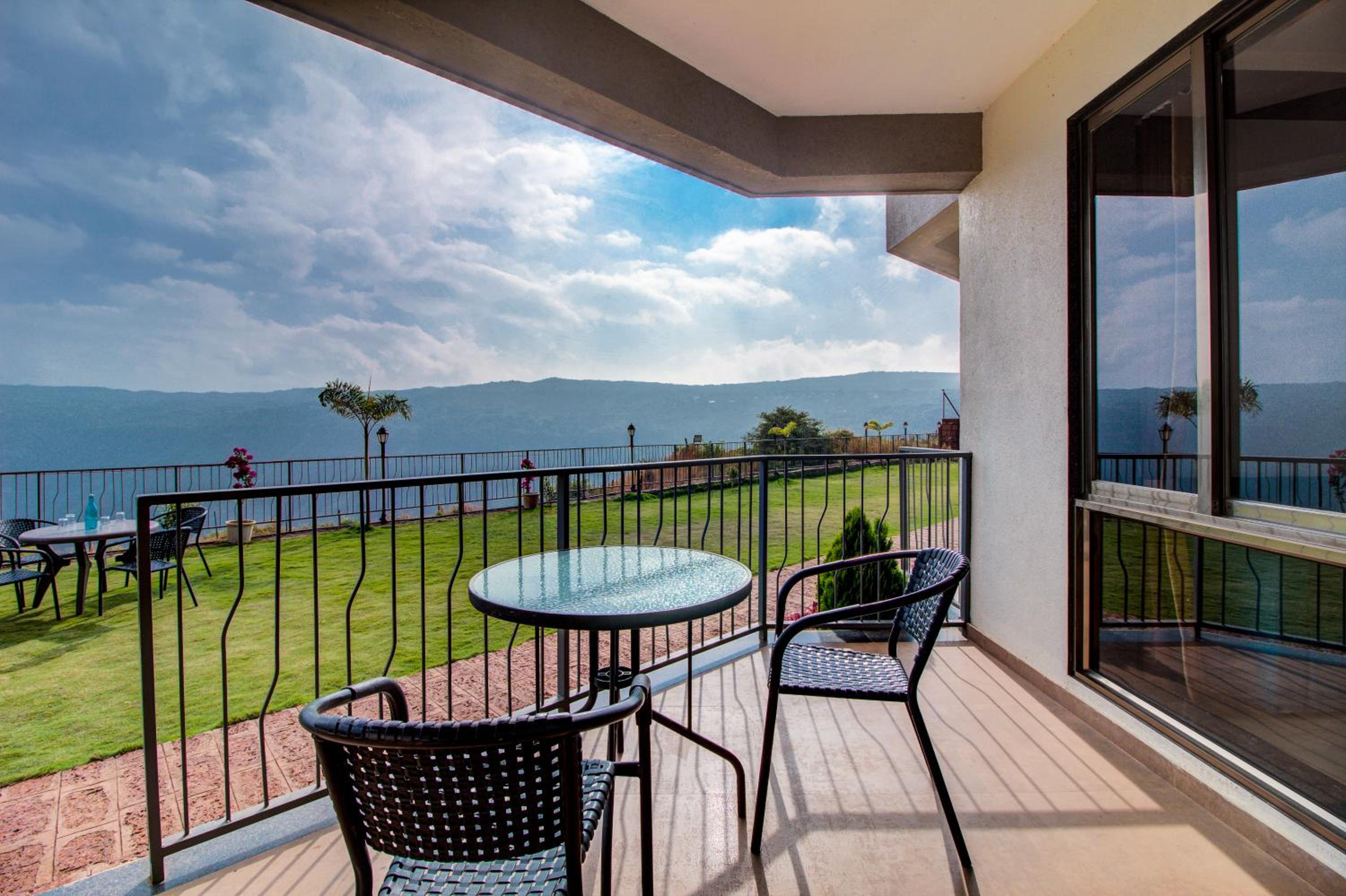 Deluxe Room Valley View with Balcony photo 2