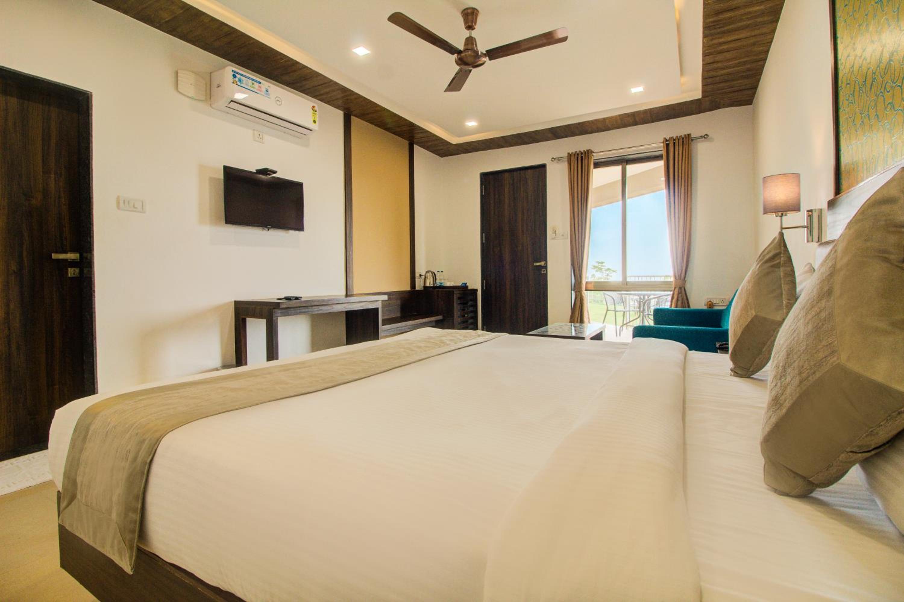 Superior Room Valley View with Bathtub & Balcony photo 3