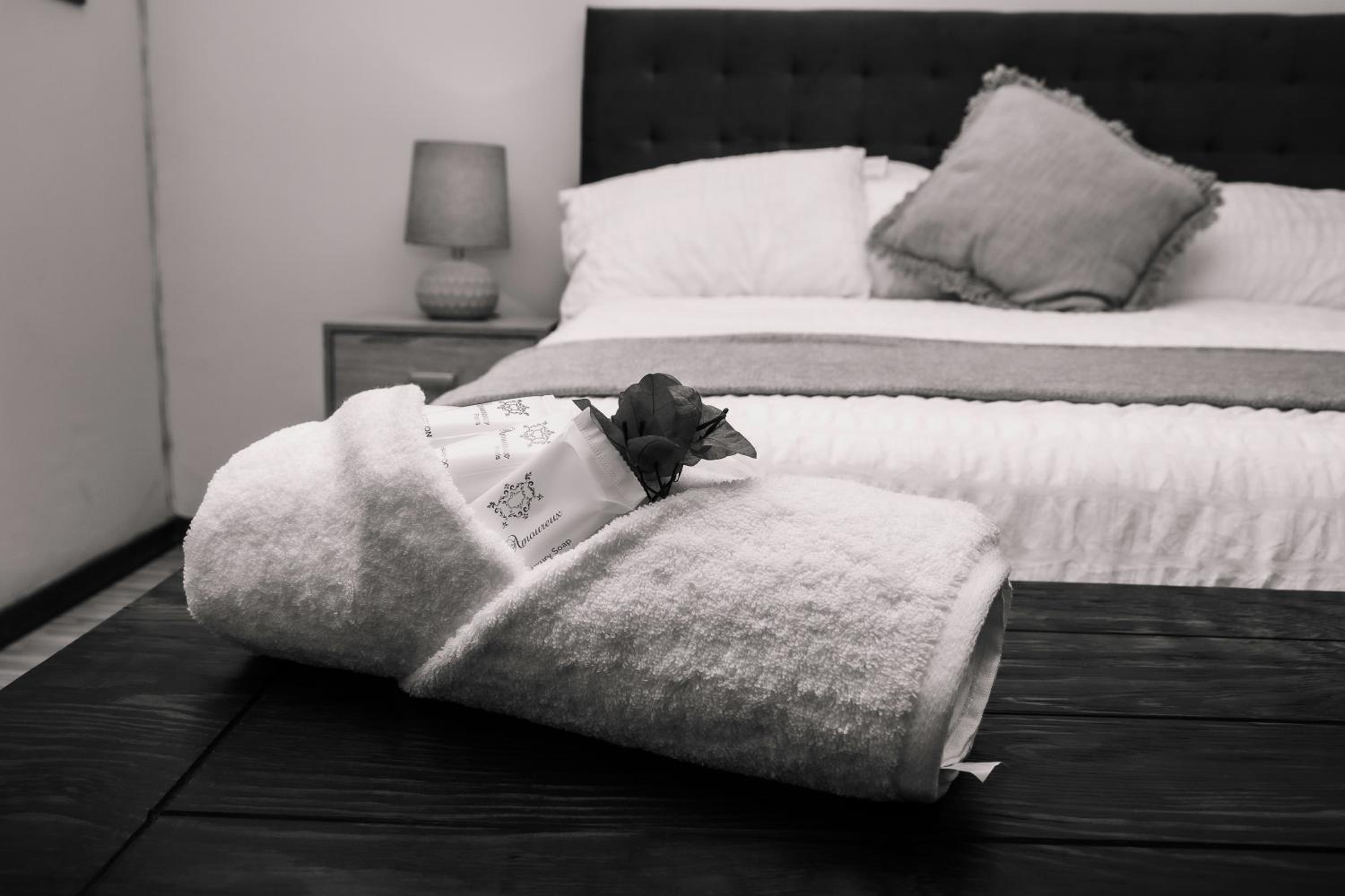 Honeymoon Suite - Photo 5