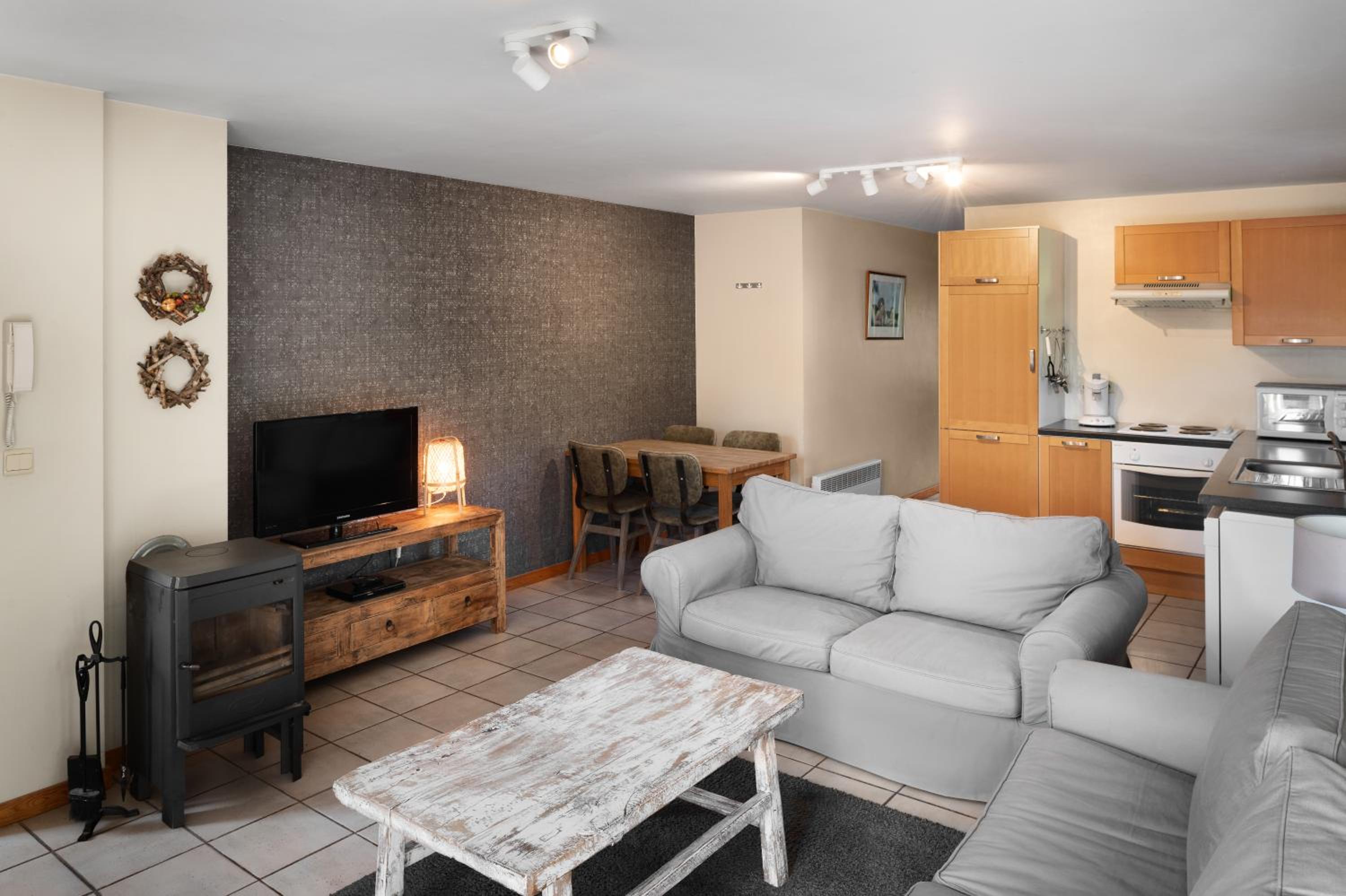 One-Bedroom Apartment - Photo 7