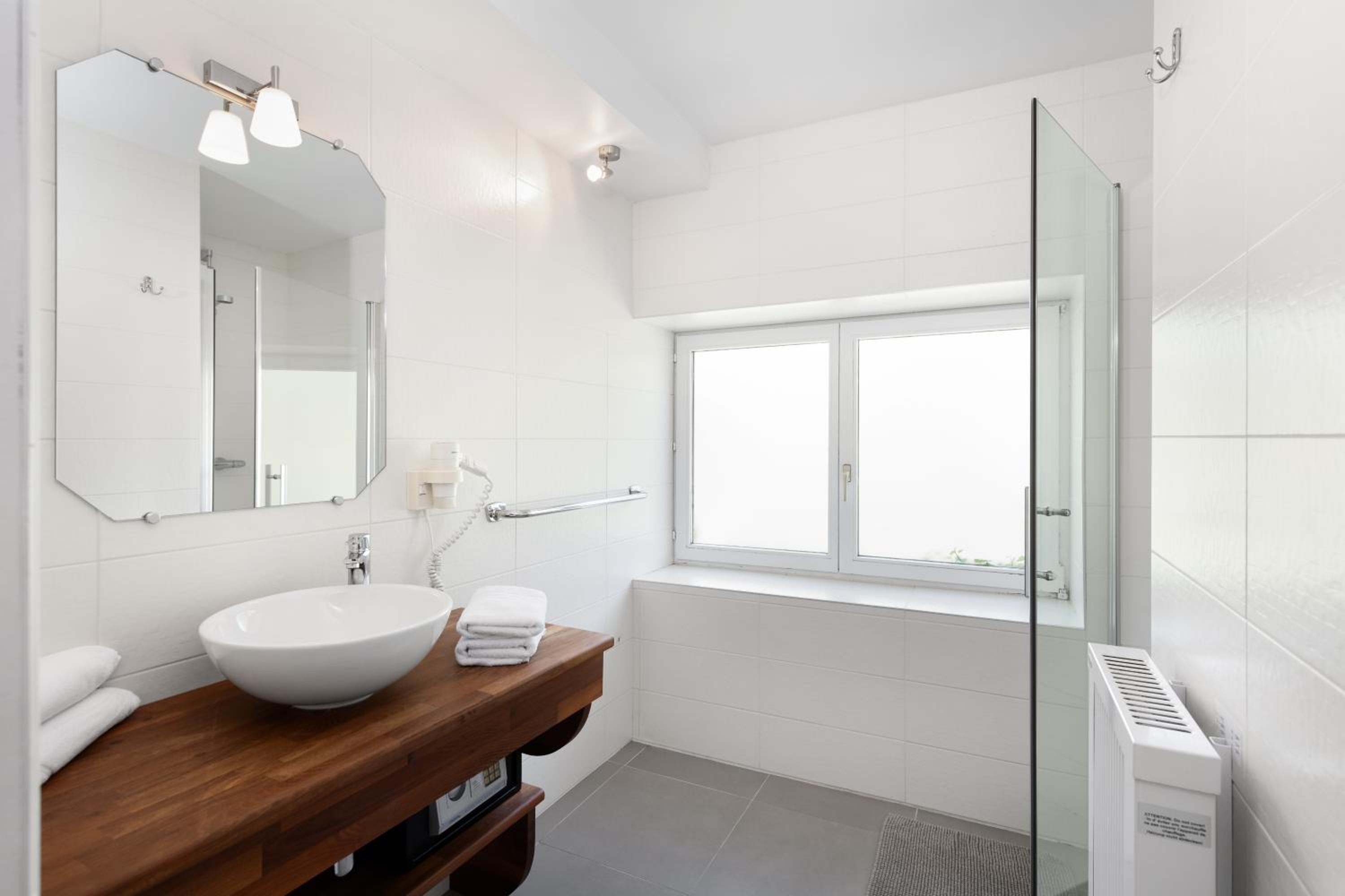 One-Bedroom Apartment - Photo 12