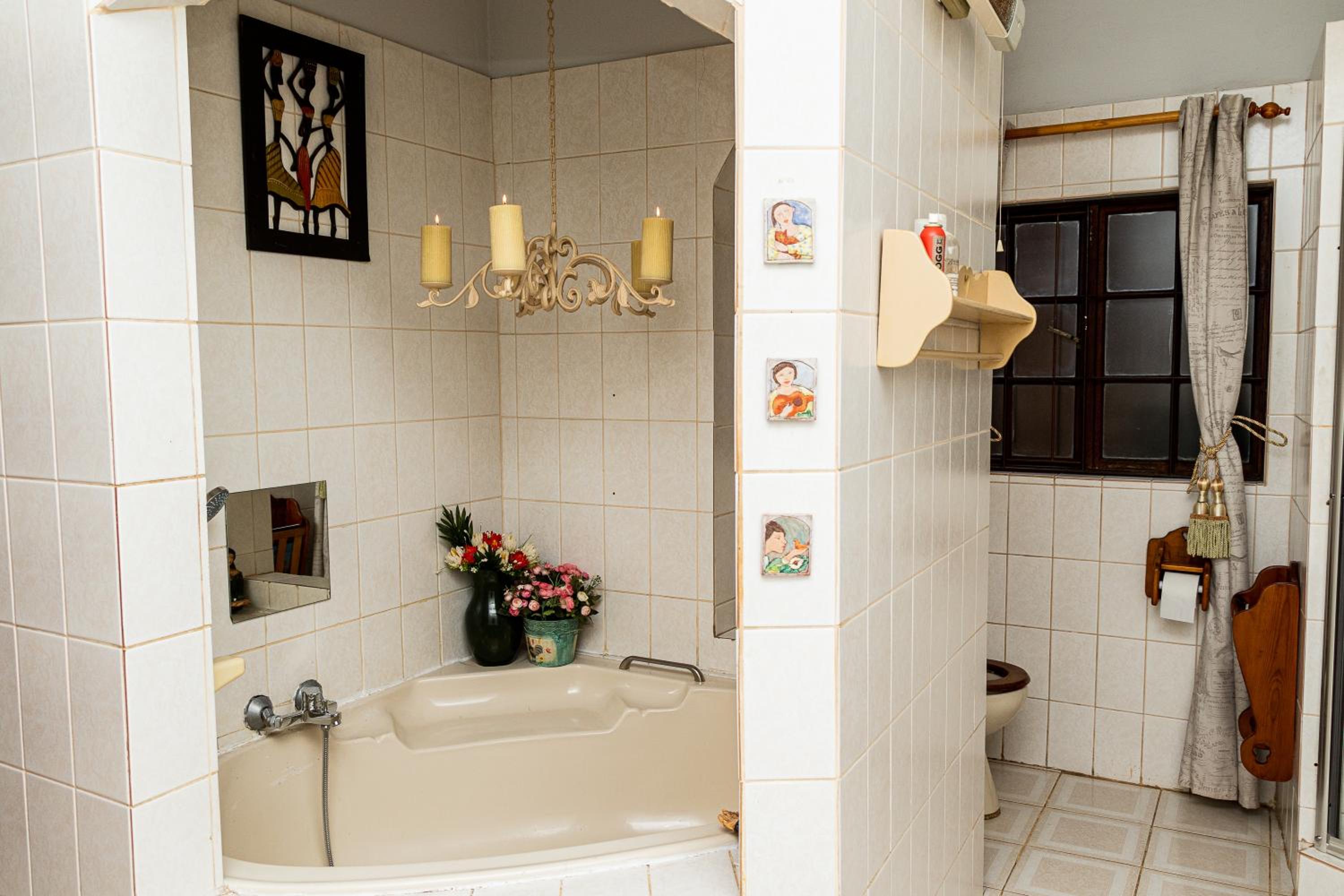 Honeymoon Suite - Photo 3