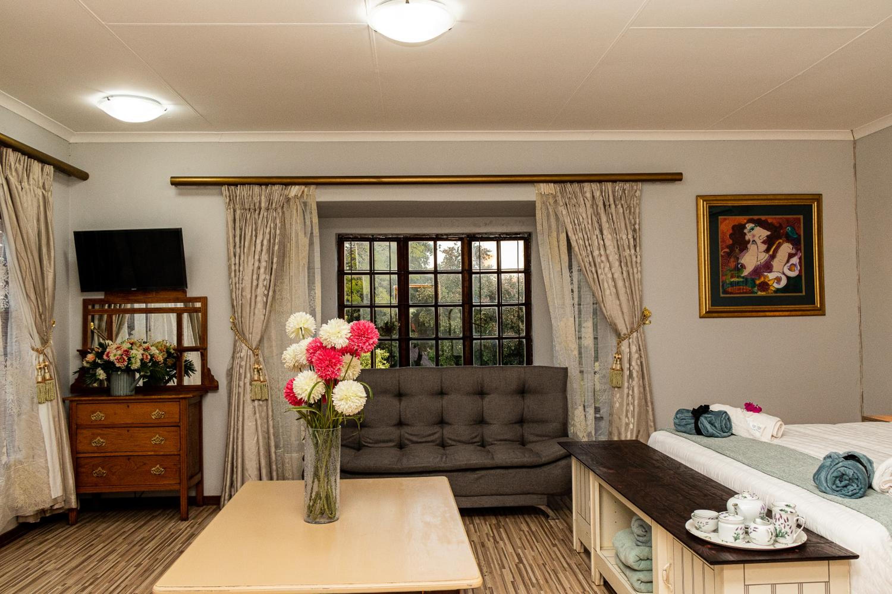 Honeymoon Suite - Photo 9
