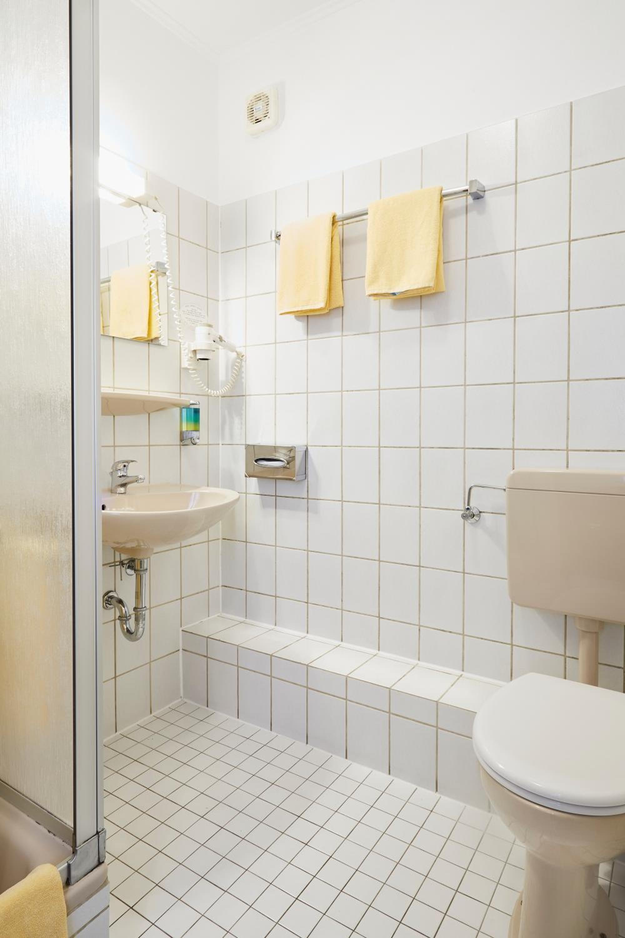Standard Twin Room - Photo 2