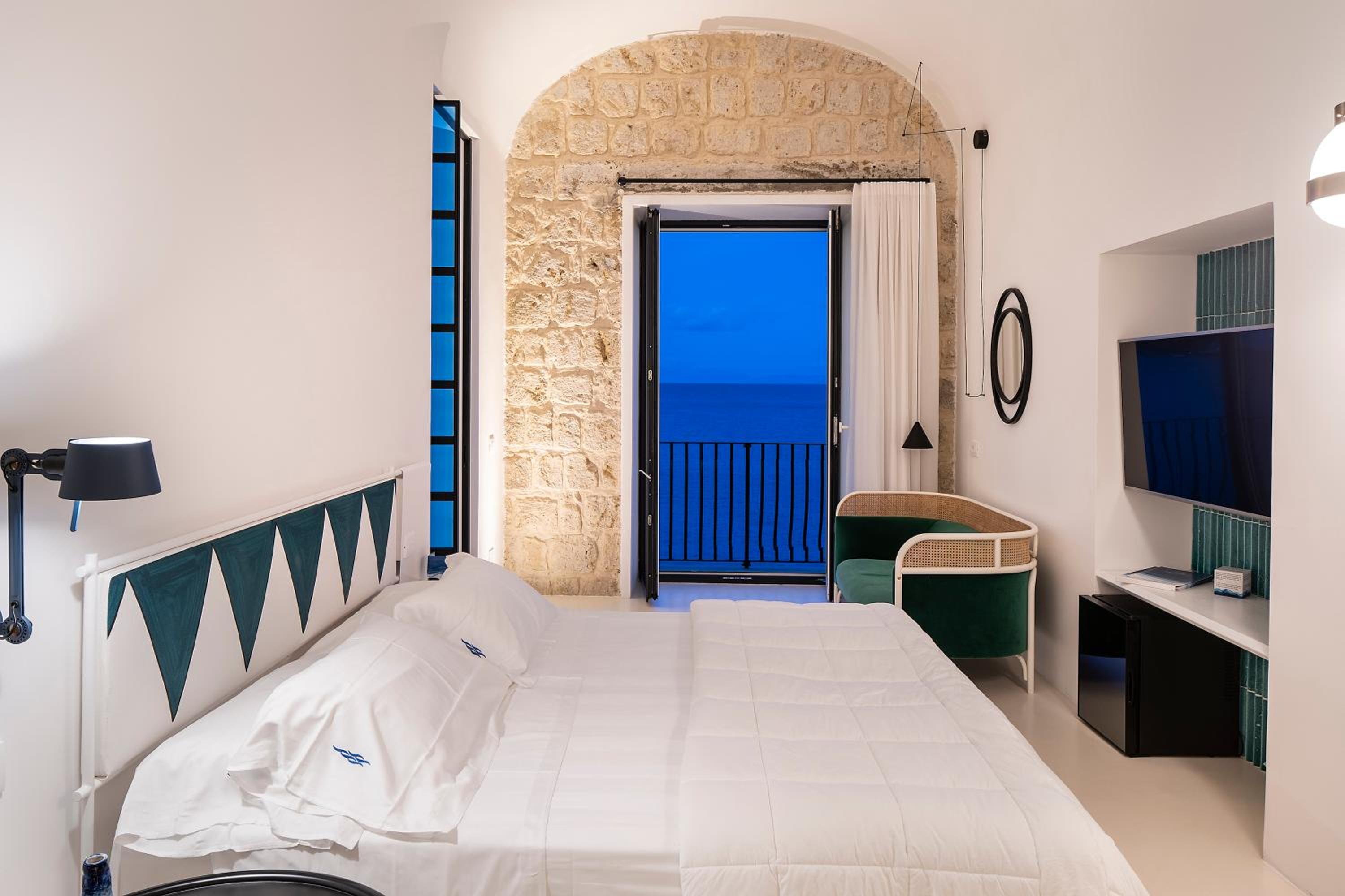Deluxe Suite with Balcony and Terrace and Sea View - Photo 18