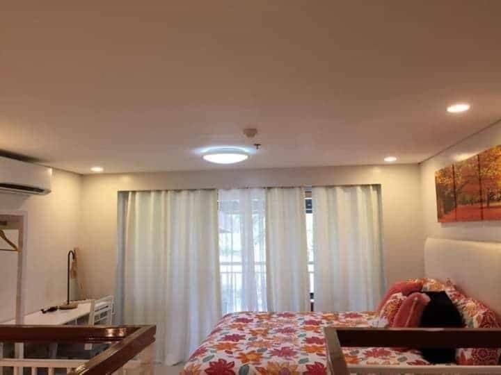 Family Room with Balcony - Photo 4