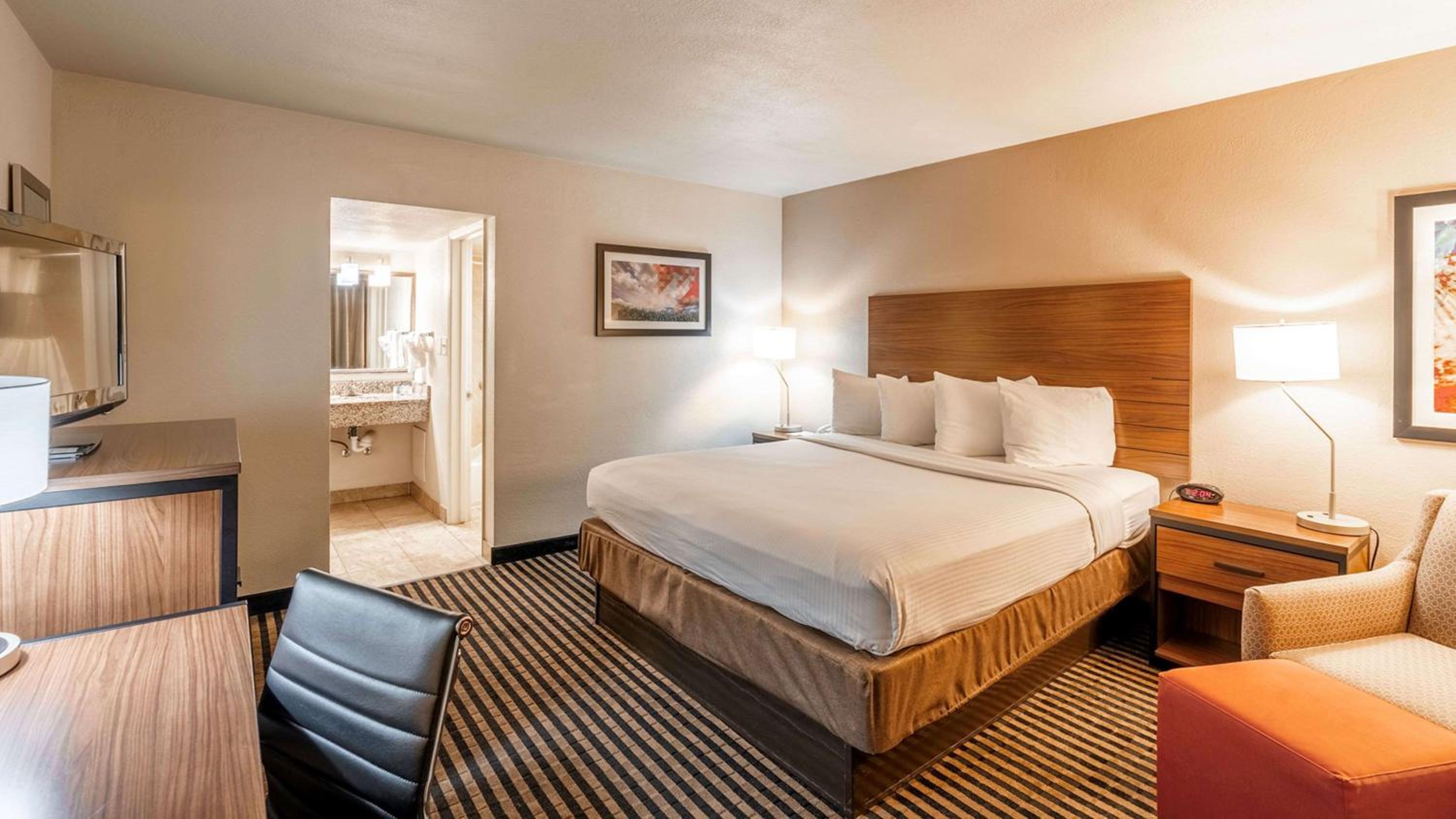 King Room - Non-Smoking - Photo 1