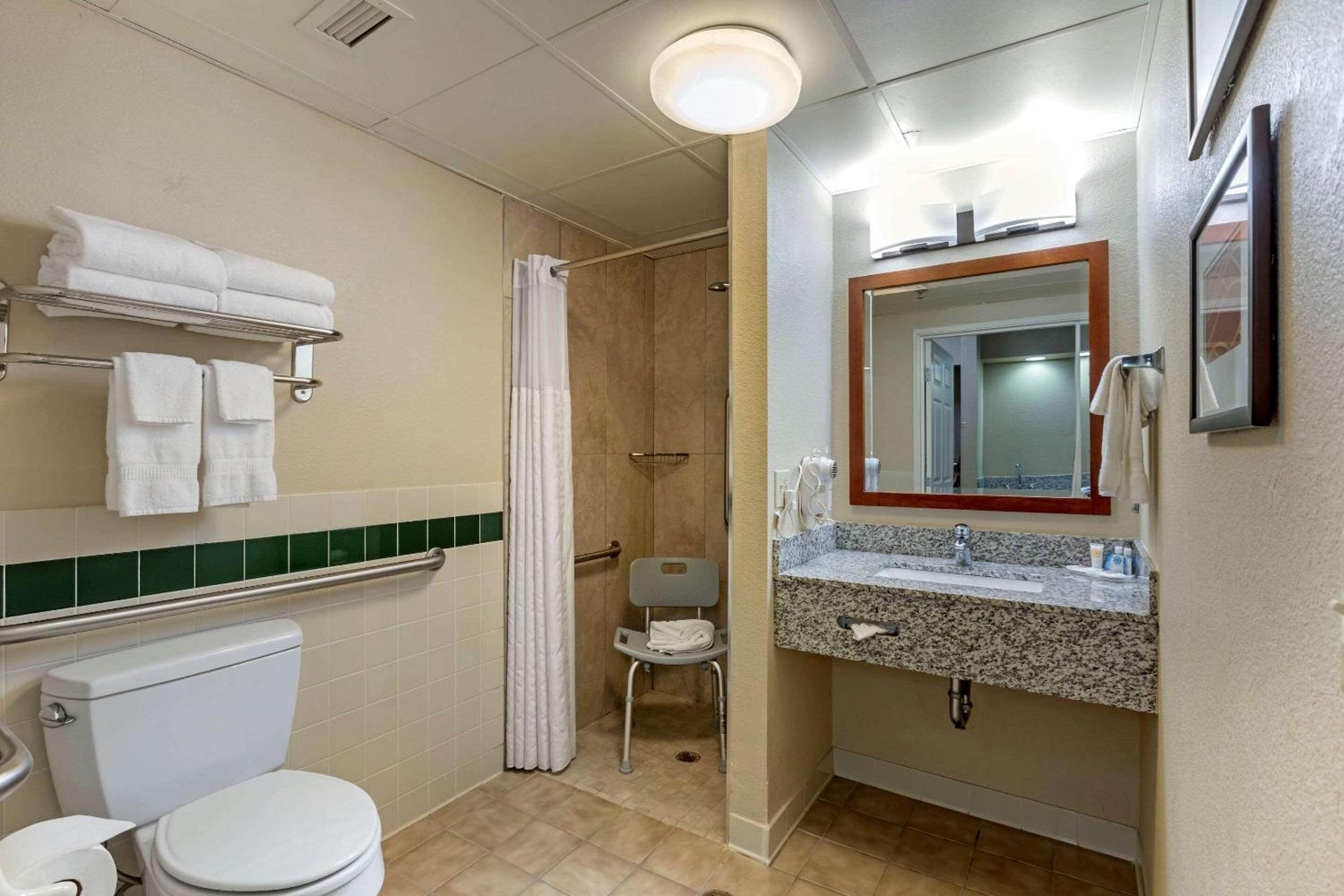 Queen Room with Two Queen Beds - Accessible/Non-Smoking  - Photo 4