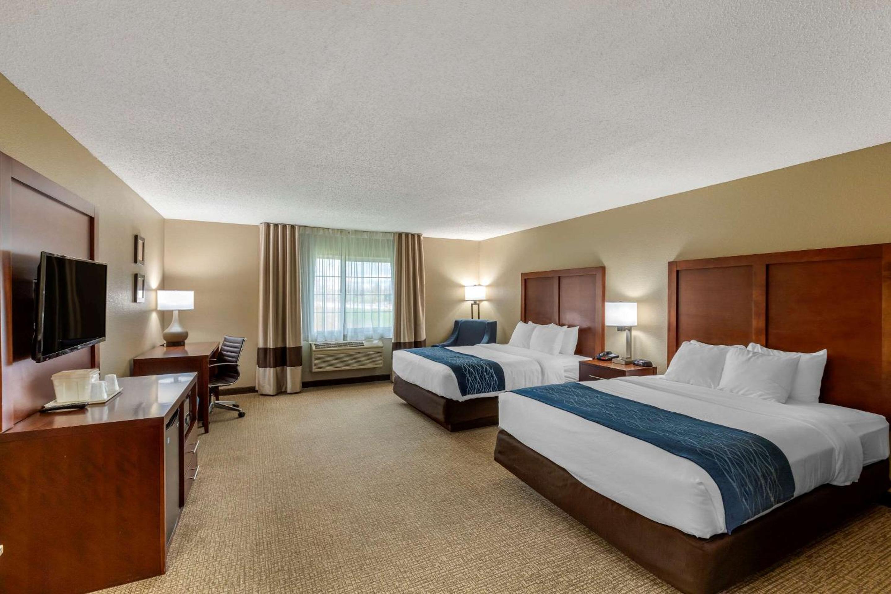 Queen Room with Two Queen Beds - Non-Smoking - Photo 1