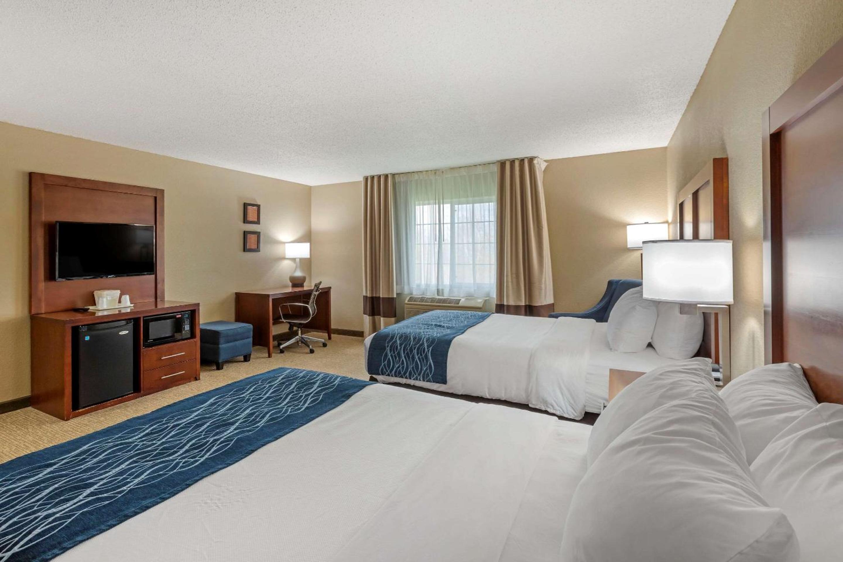 Queen Room with Two Queen Beds - Non-Smoking - Photo 4
