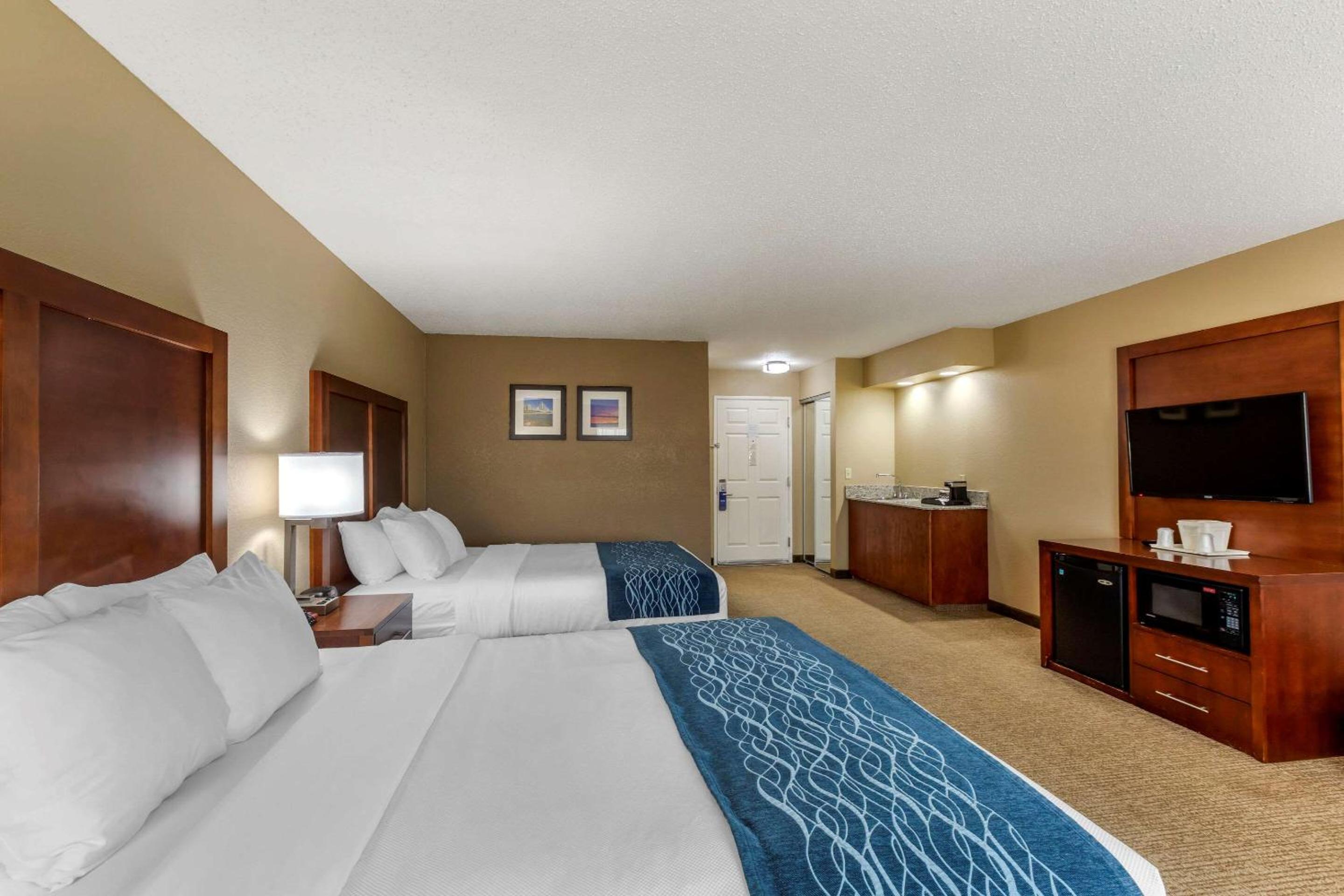 Queen Room with Two Queen Beds - Non-Smoking - Photo 2
