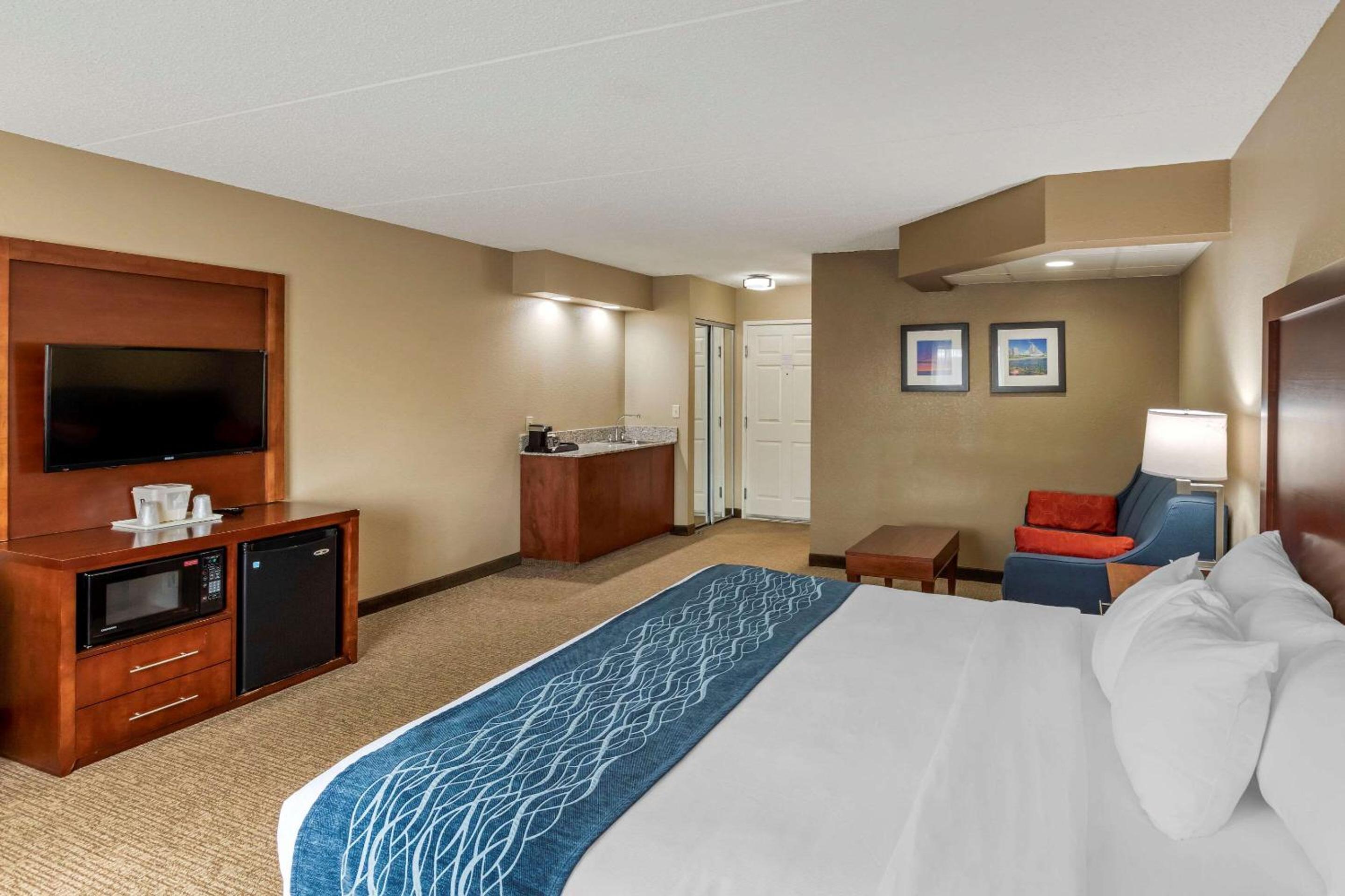 Queen Suite with Sofa Bed - Photo 2
