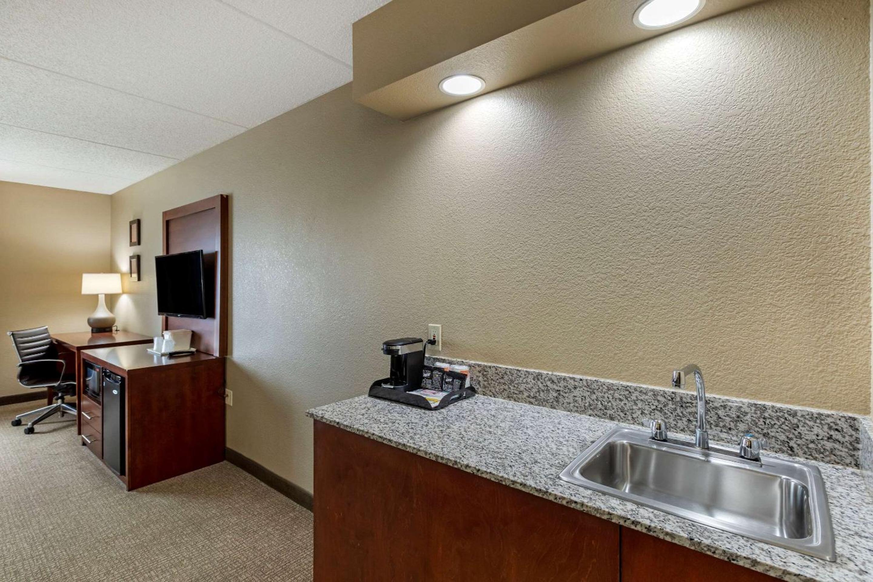 Queen Suite with Sofa Bed - Photo 3